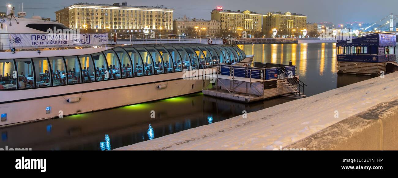 Moskau, Russland, Januar 05 2021. Komfortables Motorschiff-Restaurant für Spaziergänge entlang des Flusses das Innere des Restaurants auf dem Deck, mit Panora Stockfoto