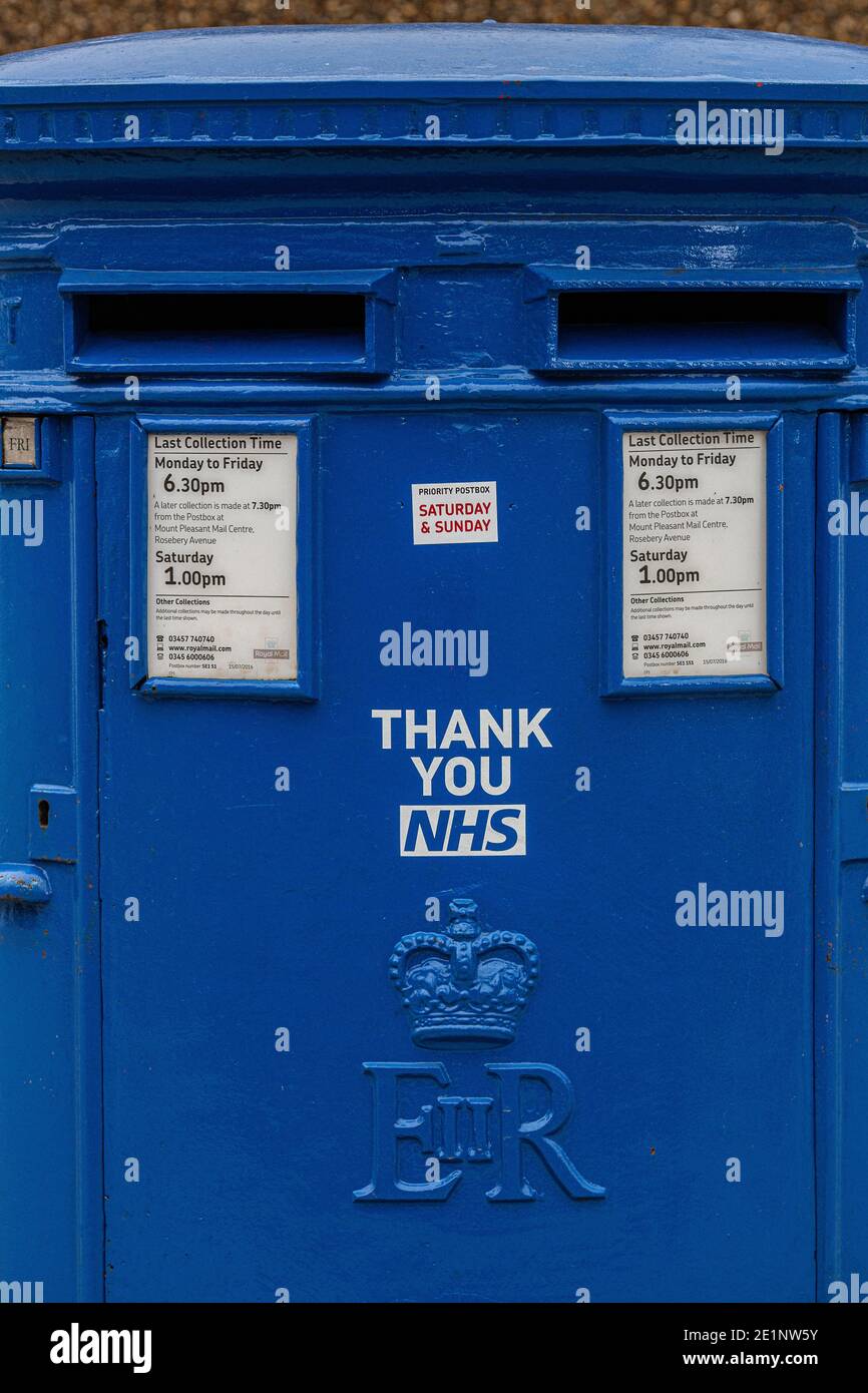 Der blau lackierte Briefkasten mit der Botschaft „Thank You NHS“ steht vor dem St. Thomas' Hospital in London. England, Stockfoto