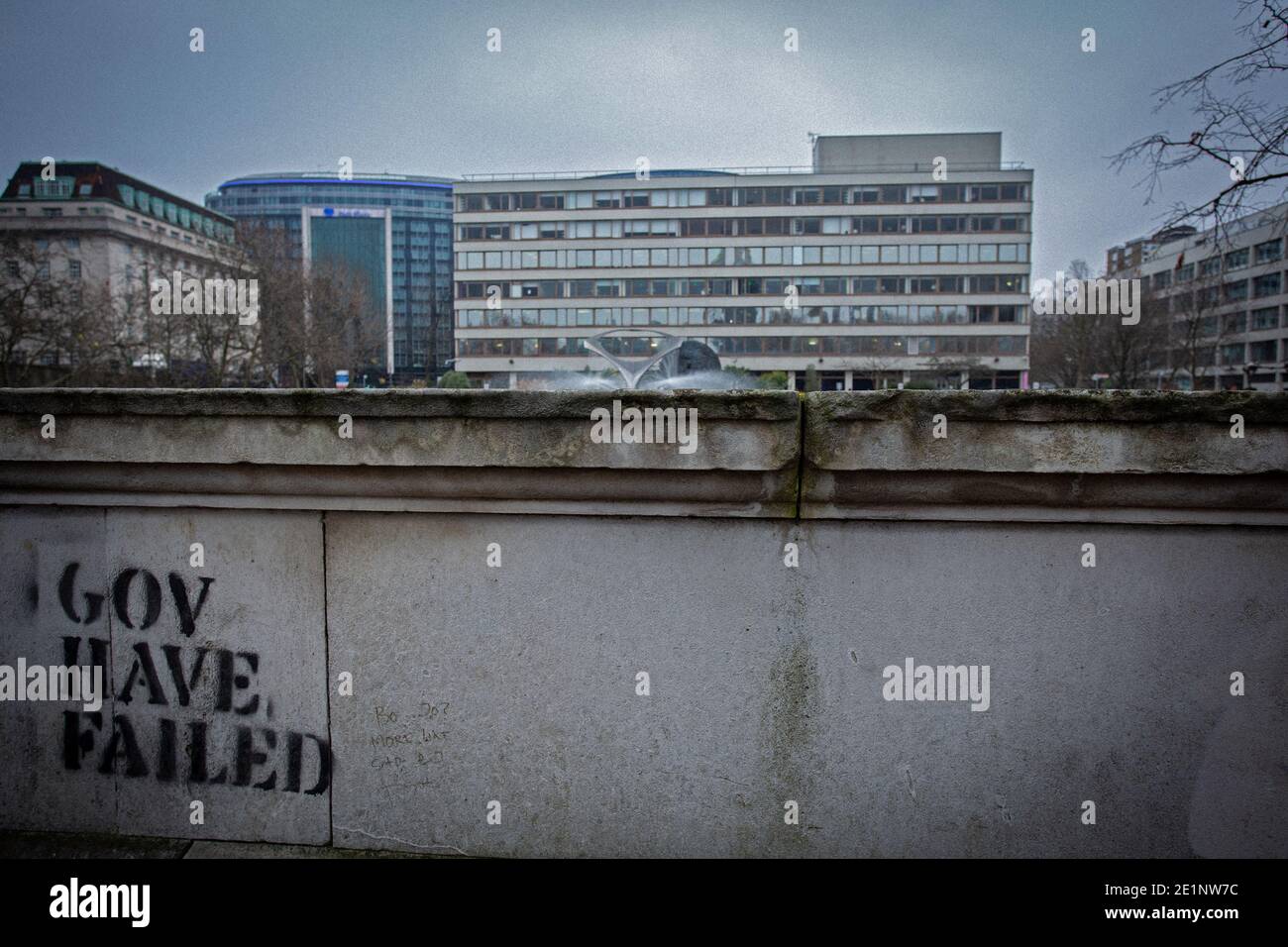Anti-Regierungs-Graffiti markiert eine Wand vor dem St. Thomas' Hospital in London, England. Stockfoto