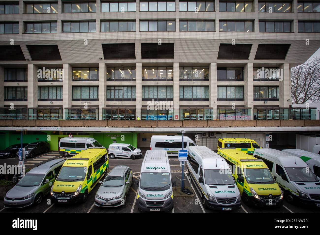Krankenwagen parken vor dem St. Thomas' Hospital in London, England. Stockfoto