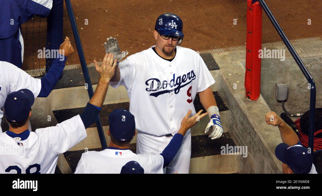 Jason Phillips von den Los Angeles Dodgers tauscht High-Fives mit Teamkollegen nach einem zwei-Lauf-Heimlauf im vierten Inning von 10-3 Verlust zu Th Stockfoto