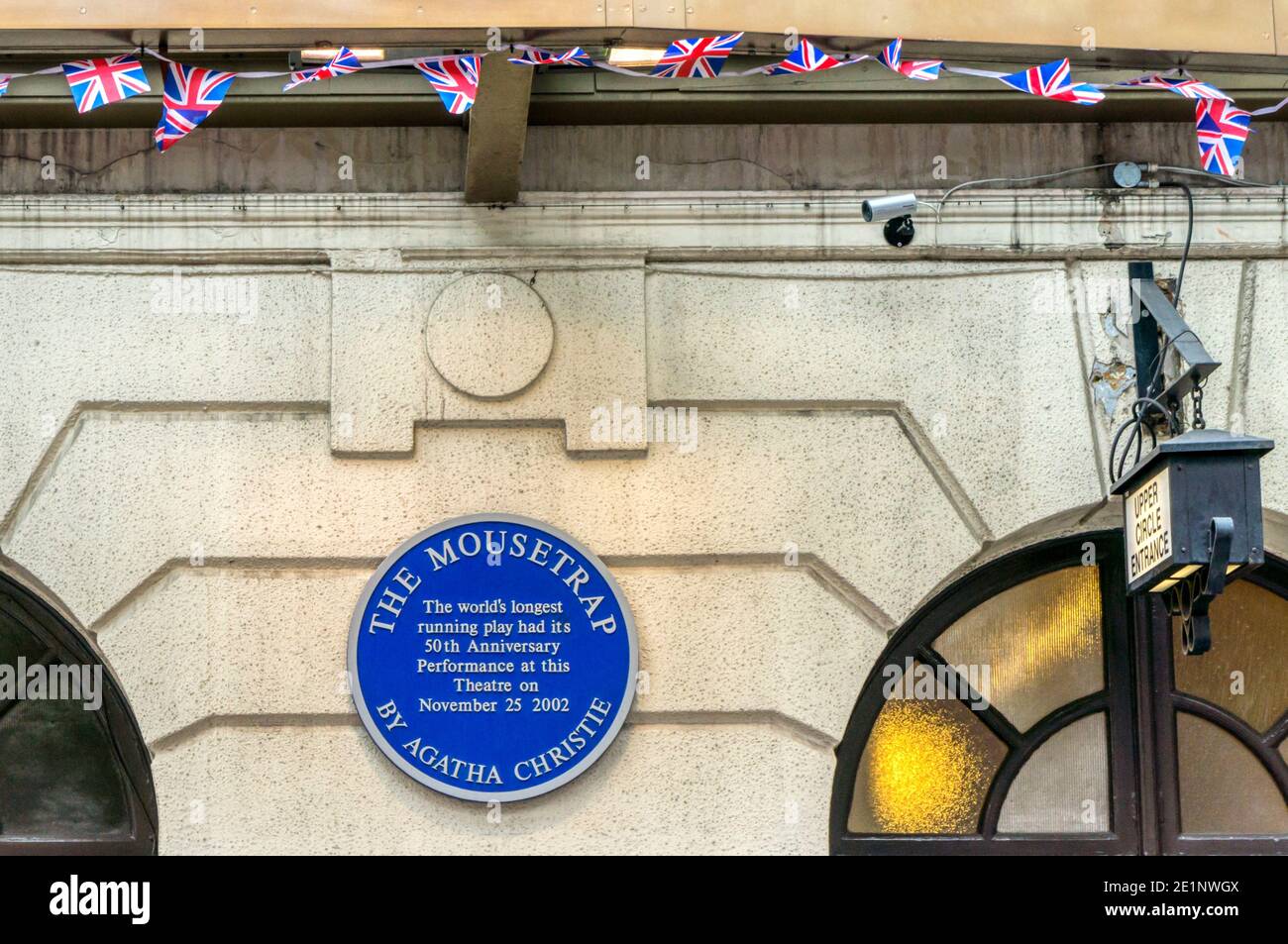 Eine blaue Gedenktafel erinnert an die Aufführung der Mousetrap zum 50. Jahrestag von Agatha Christie im St. Martin's Theatre im Londoner West End. Stockfoto