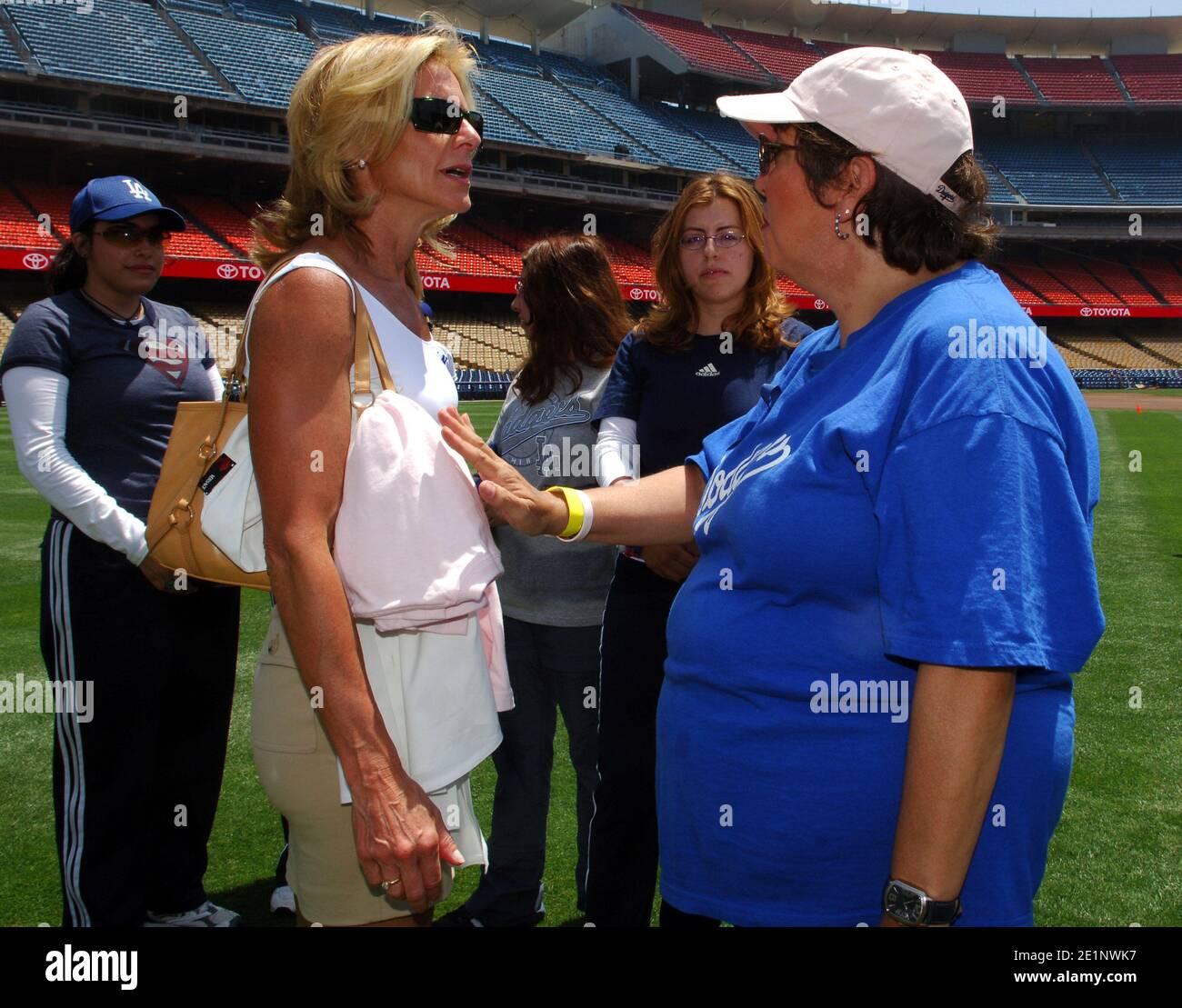 Jamie McCourt, Vice Chairman von Los Angeles Dodgers, spricht mit Frauen In der Los Angeles Dodgers Women's Initiative & Network Baseball Clinic Im Dodger Stadium Stockfoto