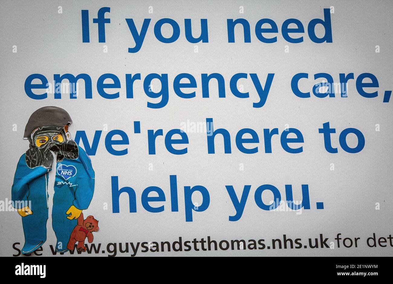 Graffiti mit Dankesbotschaft an den National Health Service (NHS), an einer Wand vor dem St. Thomas's Hospital in London, England. Stockfoto
