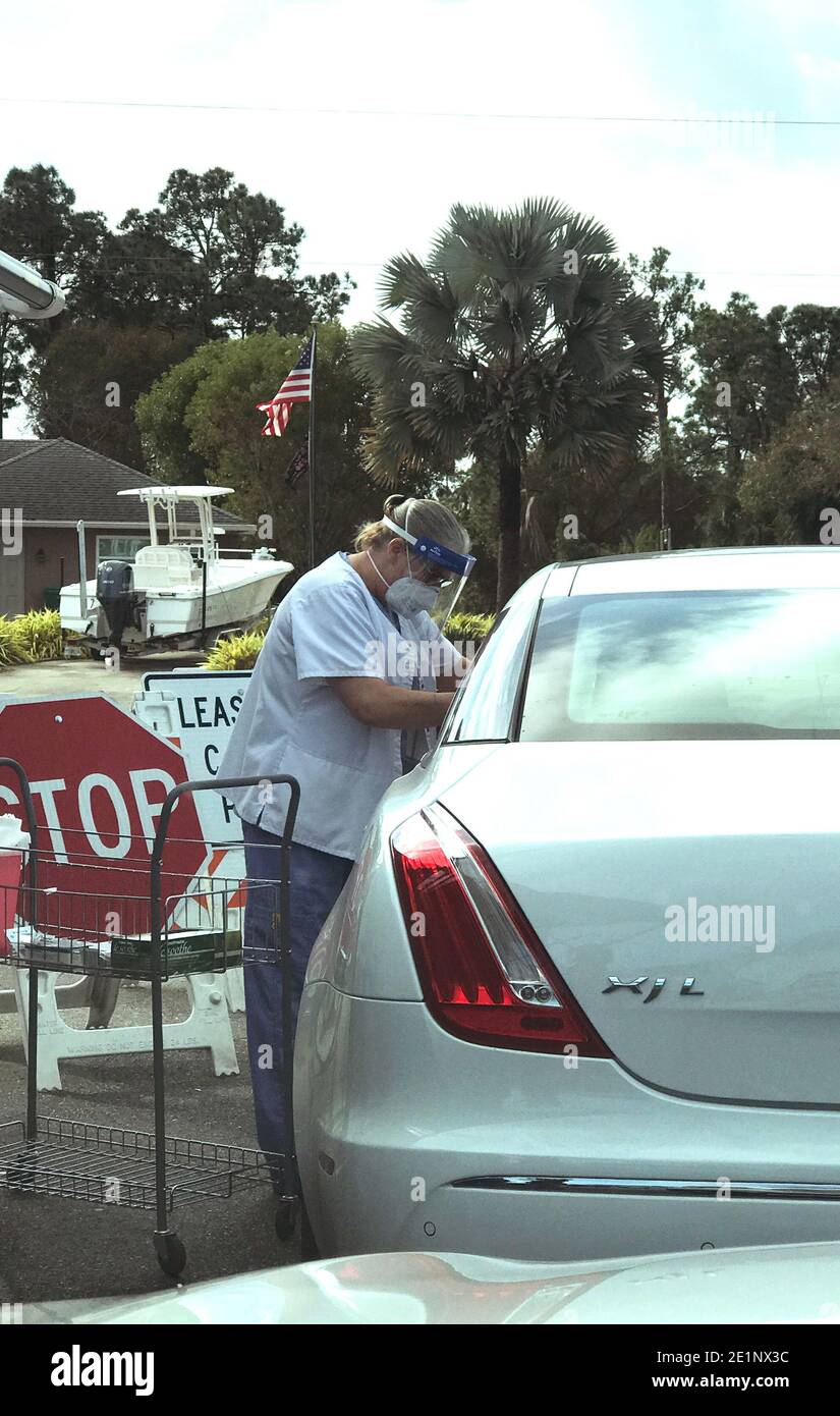 Moderna-Impfstoff wird an einem Drive-Through-Standort in Charlotte County, Floirda, verabreicht Stockfoto