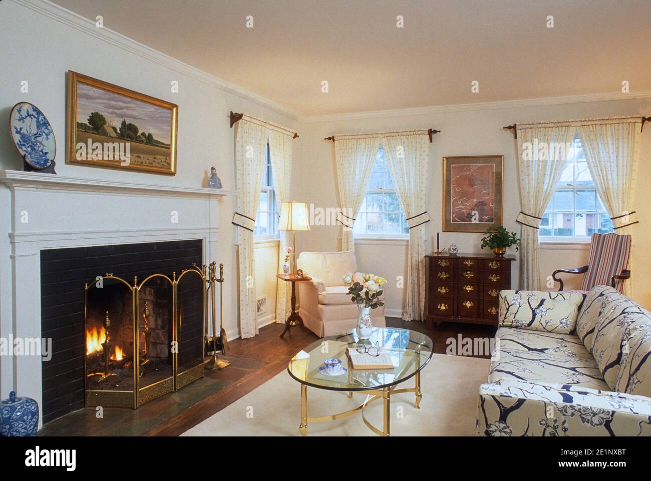 1992 Wohnzimmer ist gemütlich mit einem brennenden Kamin im Winter, USA Stockfoto