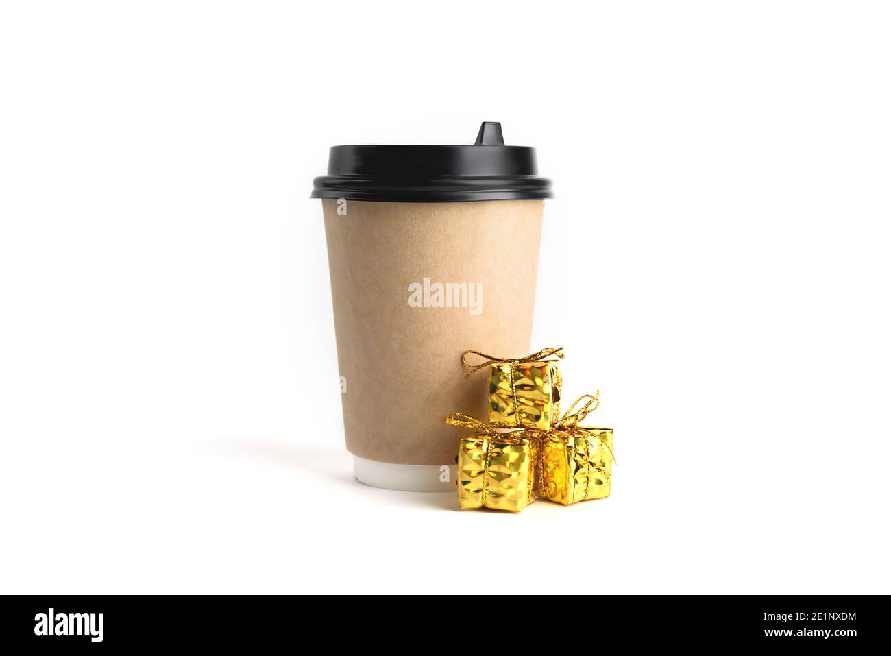 Eine Tasse Kaffee zu gehen und drei kleine Geschenke in der Nähe davon isoliert auf weißem Hintergrund. Kein Abfall, Kunststoff-freies Konzept. Nachhaltiger Lebensstil. Compositio Stockfoto