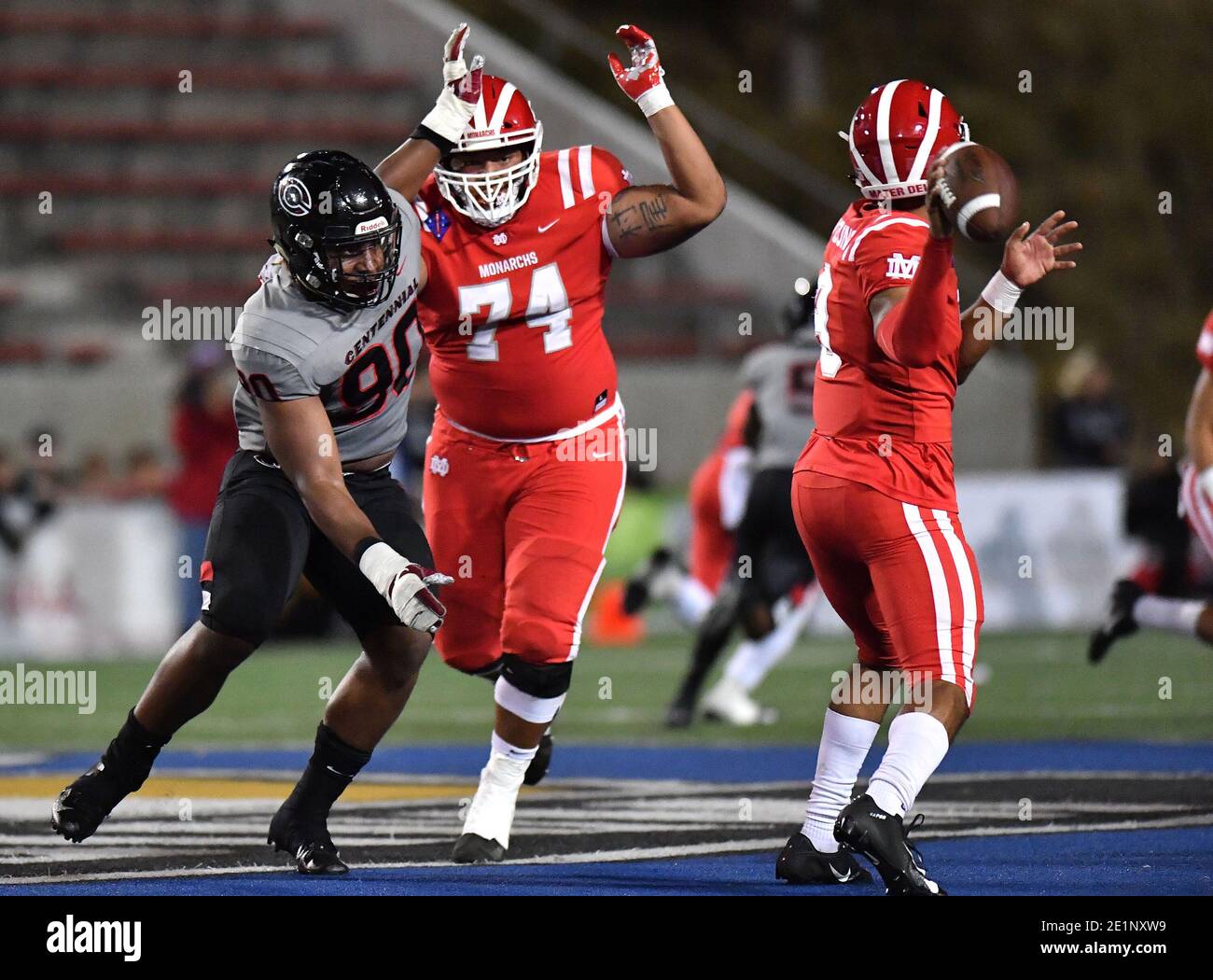 23. August 2019 - Santa Ana, CA.insgesamt Nummer eins Prep Prospect Corona Centennial Defensive Lineman Korey Foreman #90 Zeichen mit USC.Foreman wählte USC gegenüber Clemson, Louisiana State und Georgia.Varsity Prep Football Spiel Centennial vs. Mater Dei High School, in Santa Ana, California.Foto © Louis Lopez /Modern Exposure/Cal Sport Media Stockfoto