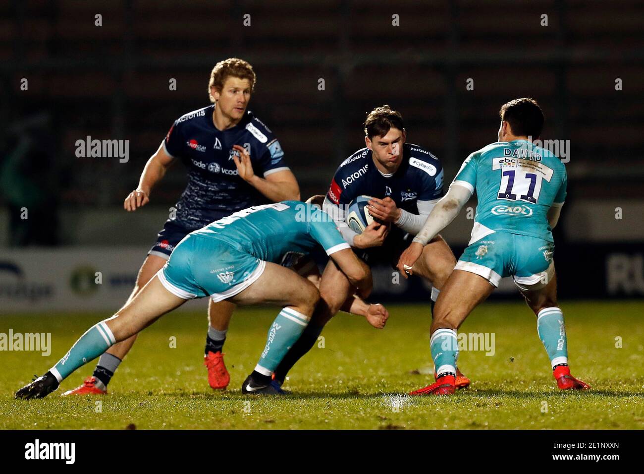 MANCHESTER, ENGLAND. 8. JANUAR Verkäufe Tom Roebuck wird von Worchester Spielern während des Gallagher Premiership Matches zwischen Sale Sharks und Worcester Warriors im AJ Bell Stadium, Eccles am Freitag, den 8. Januar 2021 angegangen. (Kredit: Chris Donnelly, MI News) Kredit: MI Nachrichten & Sport /Alamy Live Nachrichten Stockfoto