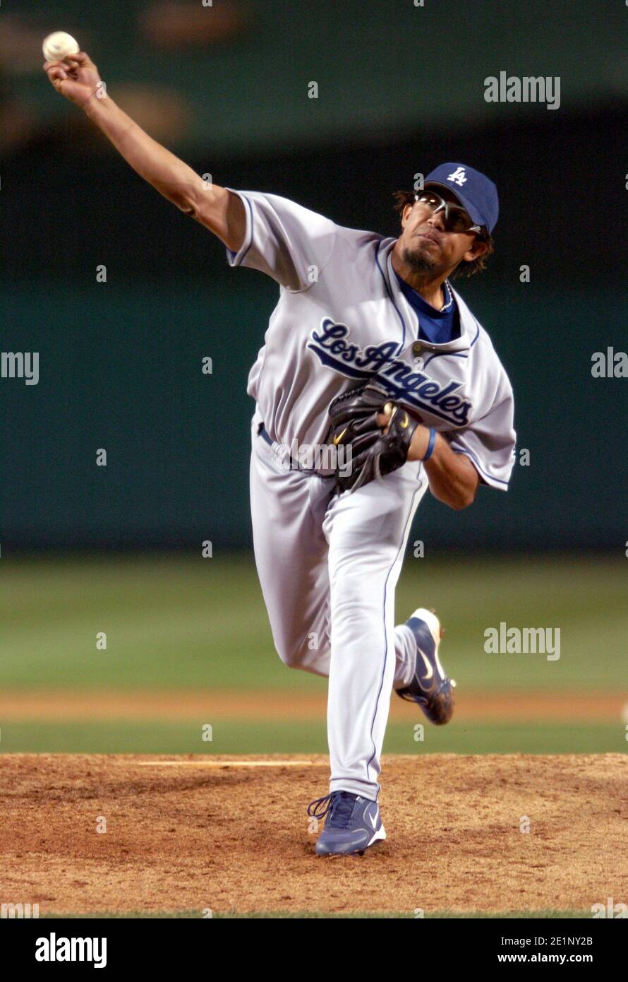 Los Angeles Dodgers reliever Duaner Sanchez Pitches während 8-3 Verlust der Engel im Angel Stadium in Anaheim, Kalifornien am Freitag, 1. April 2005. Stockfoto