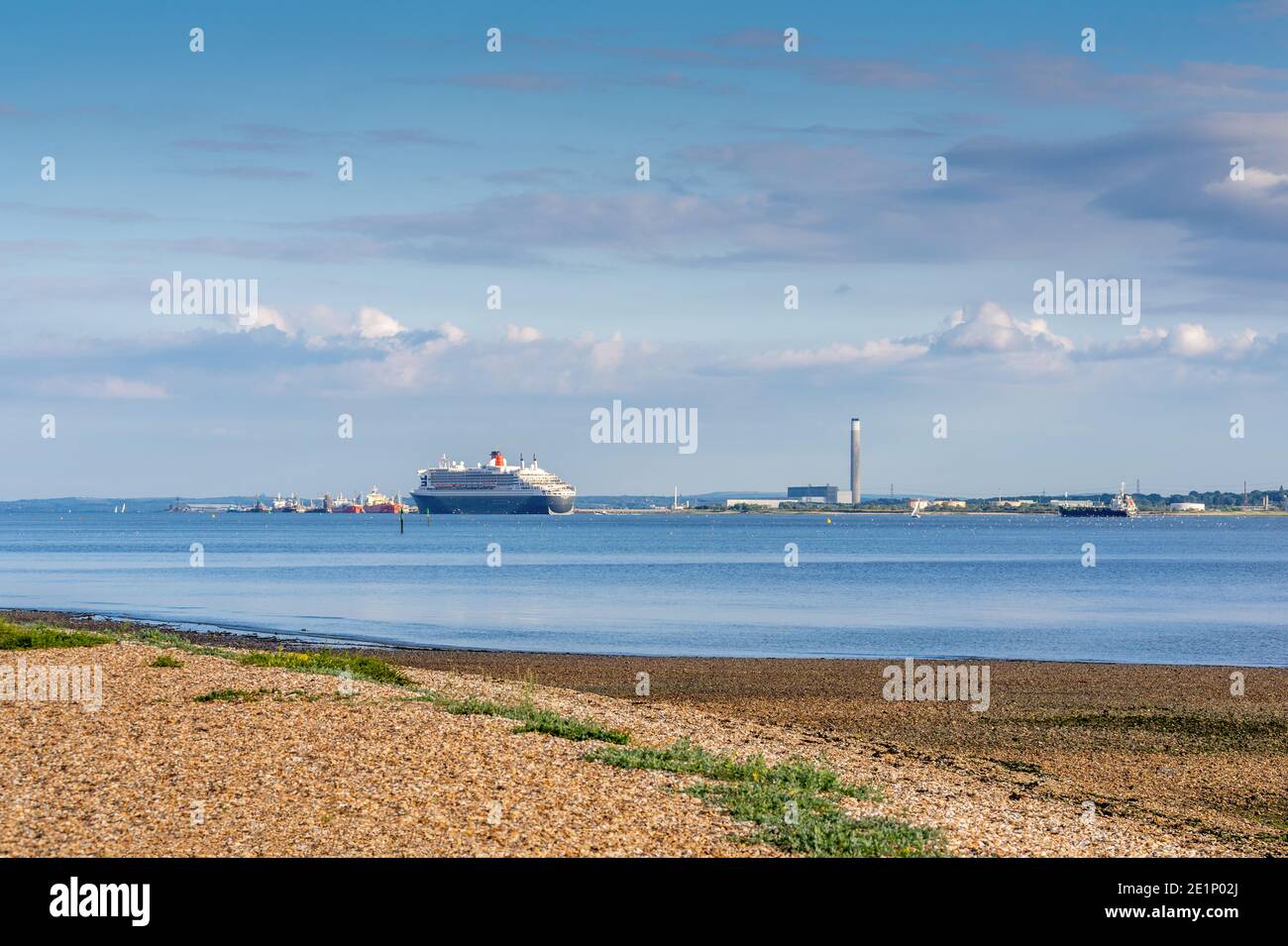 Blick über Southampton Wasser vom Weston Shore Strand mit Fawley Kraftwerk im Hintergrund im Sommer, Southampton, England, Großbritannien Stockfoto