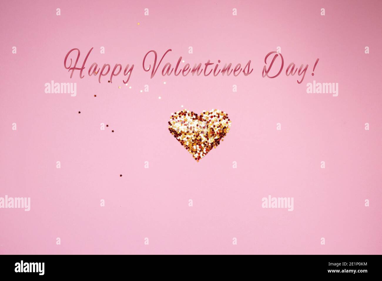 Glänzendes goldenes Herz aus Pailletten auf einem rosa Hintergrund. valentinstag Stockfoto