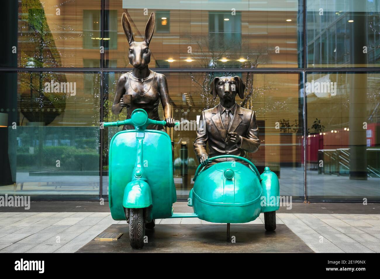 London, Großbritannien. Dezember 2020, 24. 'Together Forever on Wheels' Bronzeskulpturen von Gillie & Marc in Spitalfields. Quelle: Waldemar Sikora Stockfoto