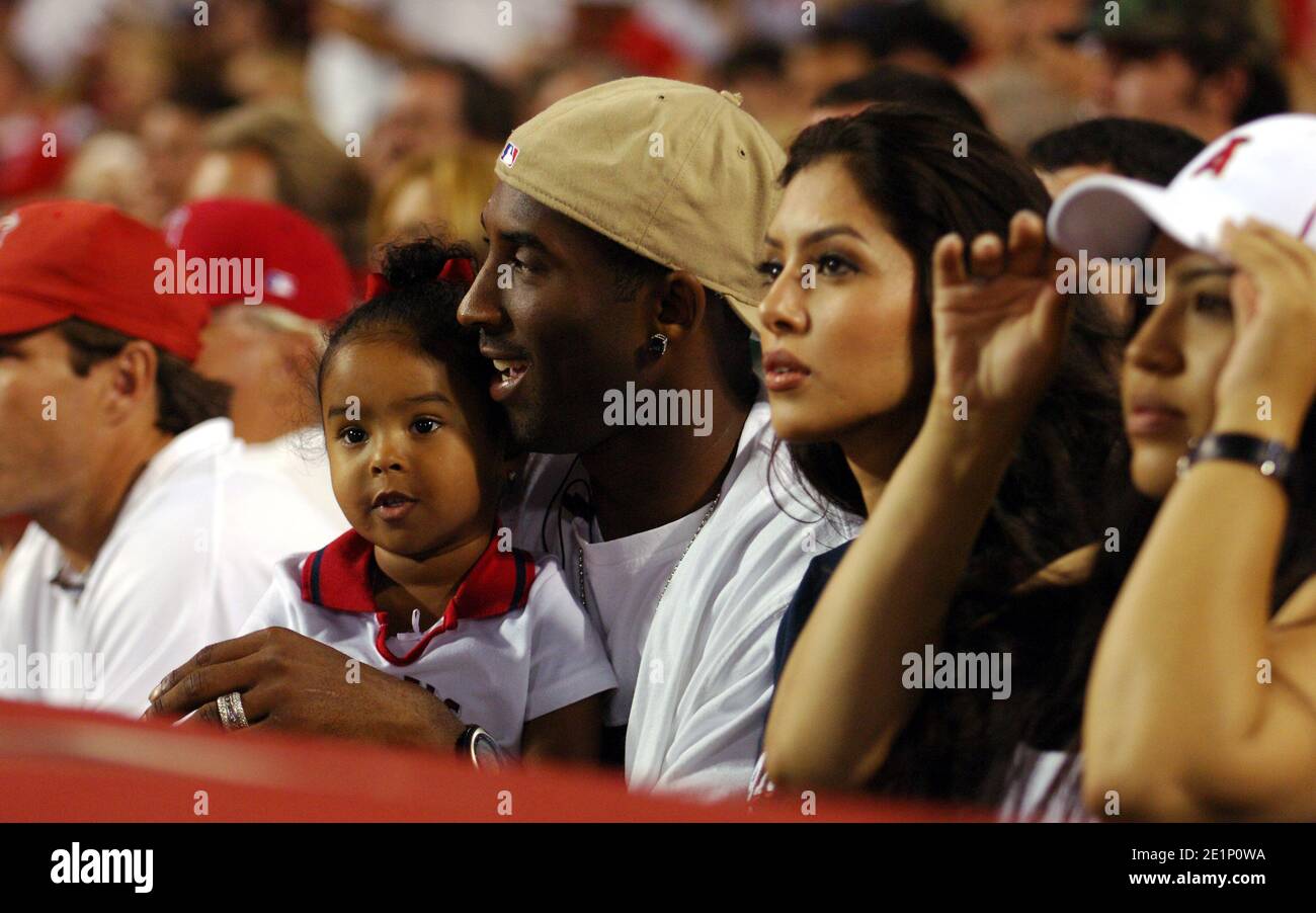 Kobe Bryant mit Frau Vanessa Bryant und Tochter Natalia Diamant Bryant in Los Angeles Angels of Anaheim Spiel gegen die New York Yankees bei Angel Stockfoto