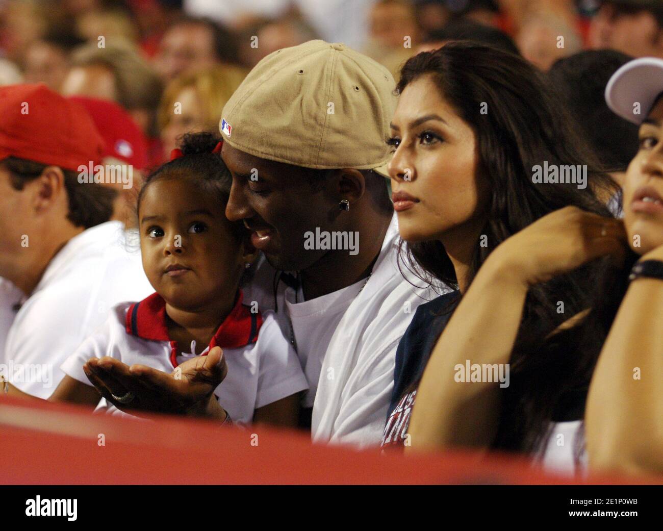 Kobe Bryant mit Frau Vanessa Bryant und Tochter Natalia Diamant Bryant in Los Angeles Angels of Anaheim Spiel gegen die New York Yankees bei Angel Stockfoto