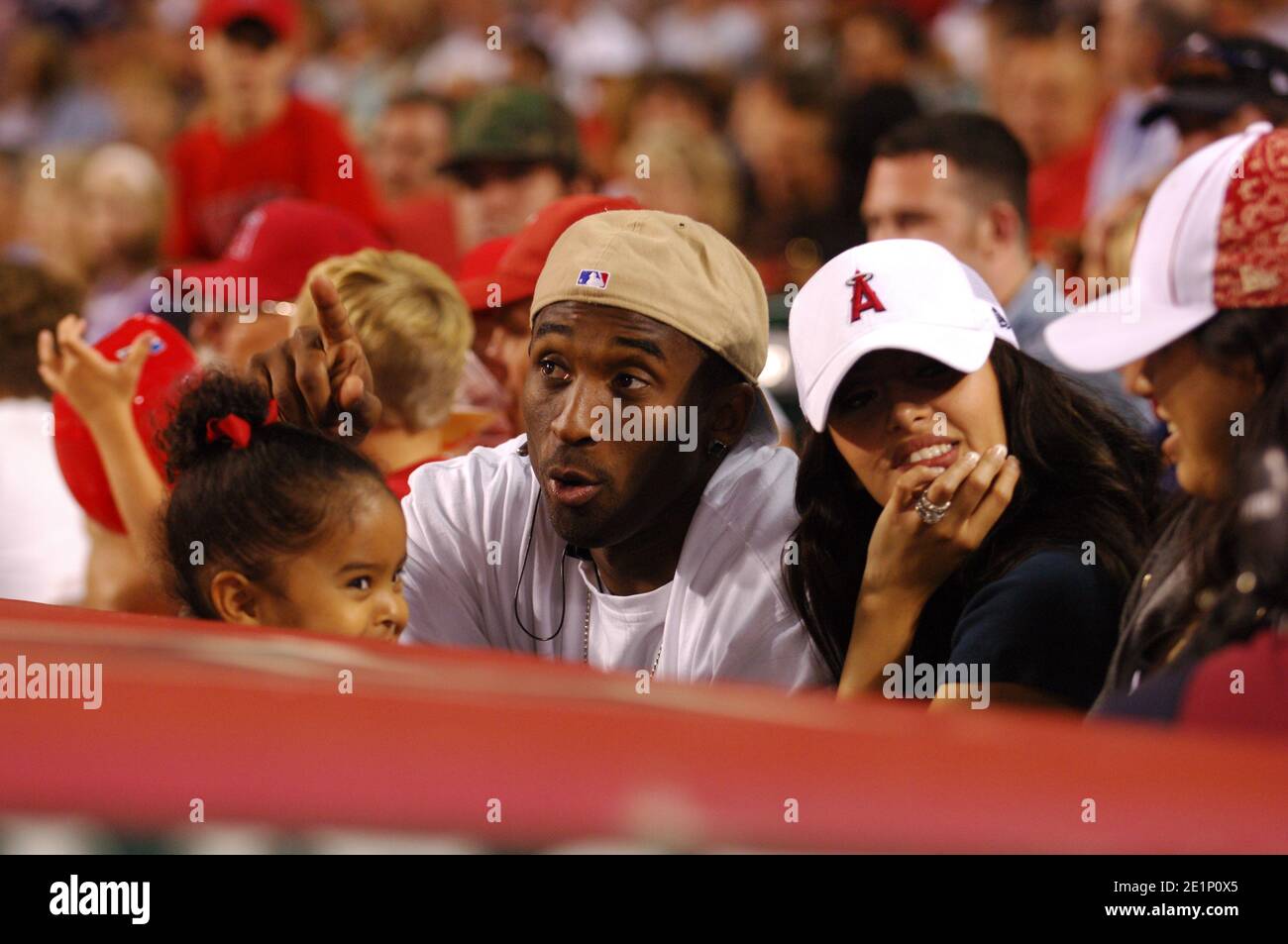 Kobe Bryant mit Frau Vanessa Bryant und Tochter Natalia Diamant Bryant in Los Angeles Angels of Anaheim Spiel gegen die New York Yankees bei Angel Stockfoto