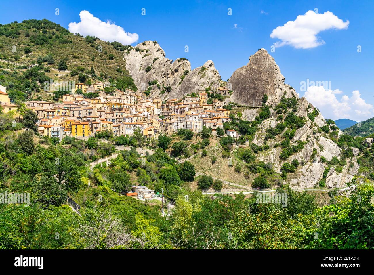 Blick auf Castelmezzano, ein typisches Dorf unter den Gipfeln der Dolomiti lucane in der Region Basilicata, Italien Stockfoto