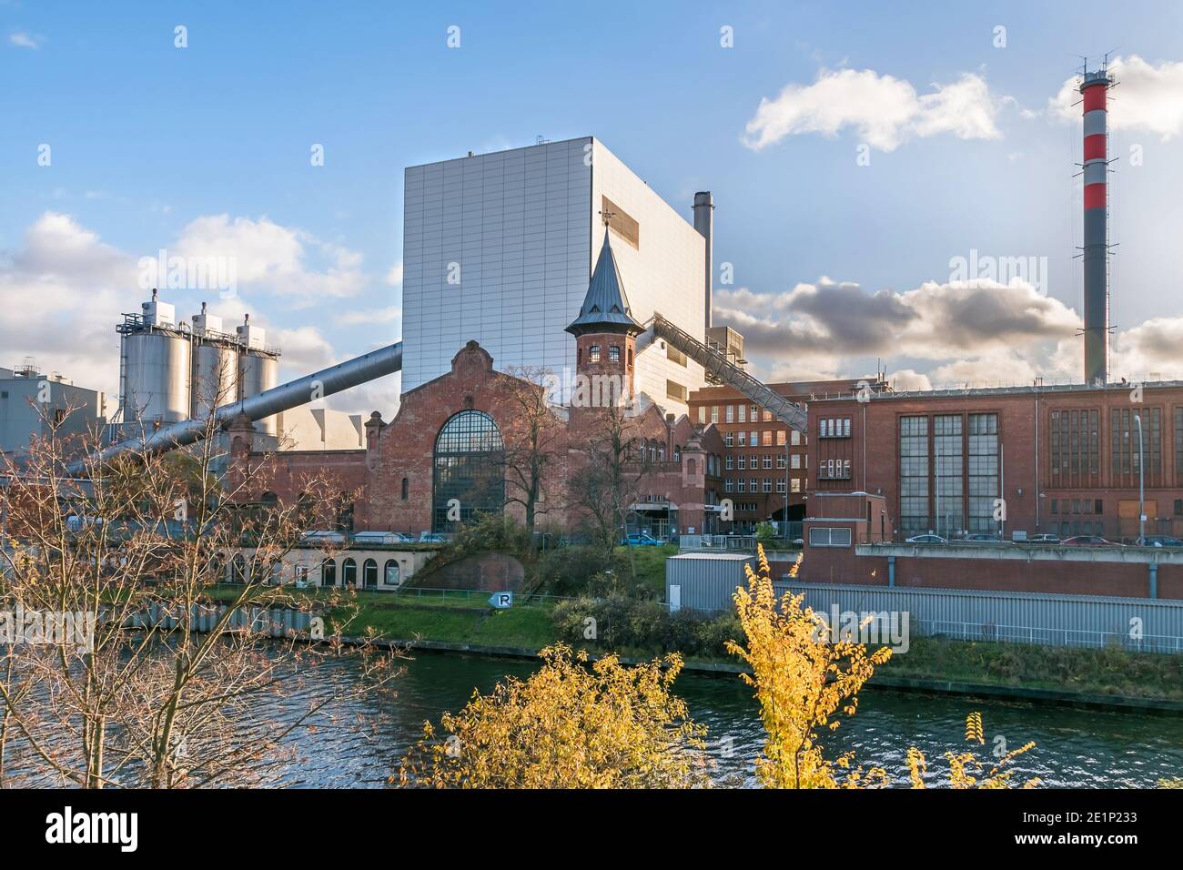 Berlin, Deutschland - 23. November 2020: Das Blockheizkraftwerk Moabit mit seinem historischen Gebäude aus dem Jahr 1900 befindet sich am Ufer der Friedrich-Kra Stockfoto