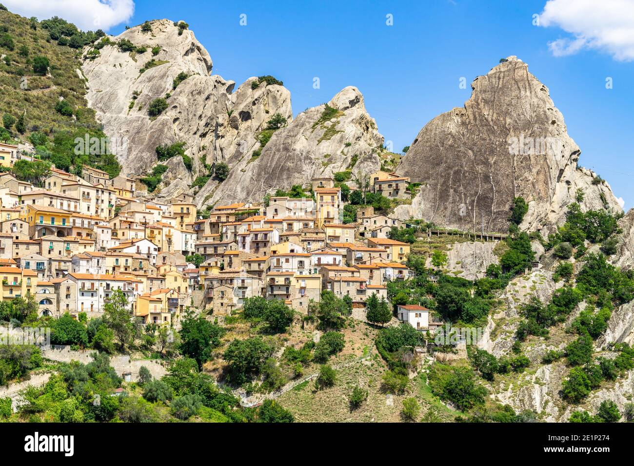 Castelmezzano ist ein schönes Dorf in der Region Basilicata unter den Gipfeln der Dolomiti lucane, Italien Stockfoto