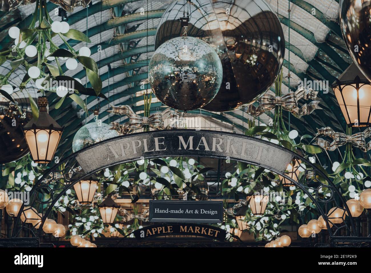 London, Großbritannien - 19. November 2020: Weihnachtsschmuck und riesige Kugeln im Covent Garden Market, einer der beliebtesten Touristenattraktionen Londons, Stockfoto