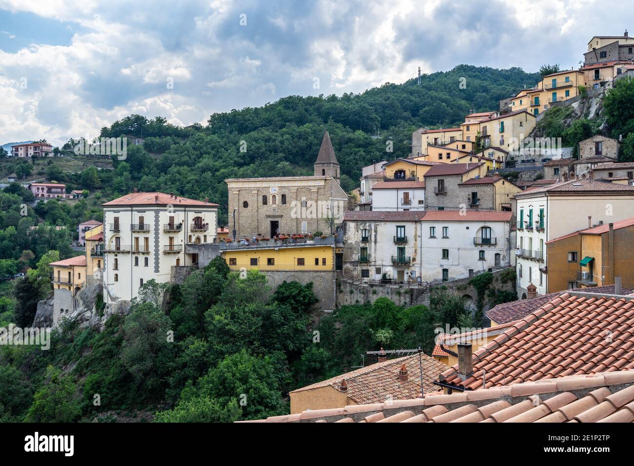 Blick auf das typische Dorf Castelmezzano mit der Kirche Santa Maria dell'Olmo, Provinz Potenza, Basilikata, Italien Stockfoto