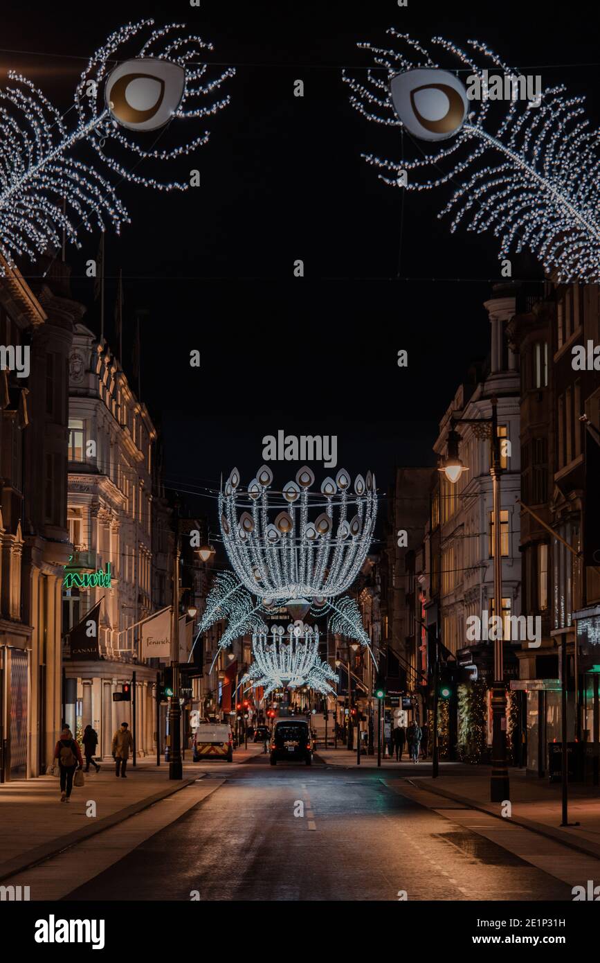 London, Großbritannien - 19. November 2020: Federförmige Weihnachtslichter in der Bond Street, einer der berühmtesten Straßen für Luxuseinkäufe in London, in der e Stockfoto