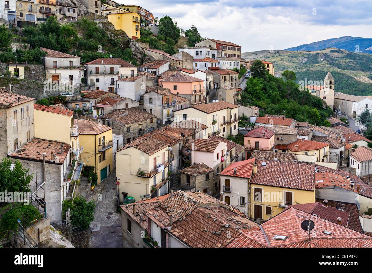 Blick auf das ländliche Dorf Pietrapertosa Teil des Clubs "die schönsten Dörfer in Italien", Basilicata, Italien Stockfoto