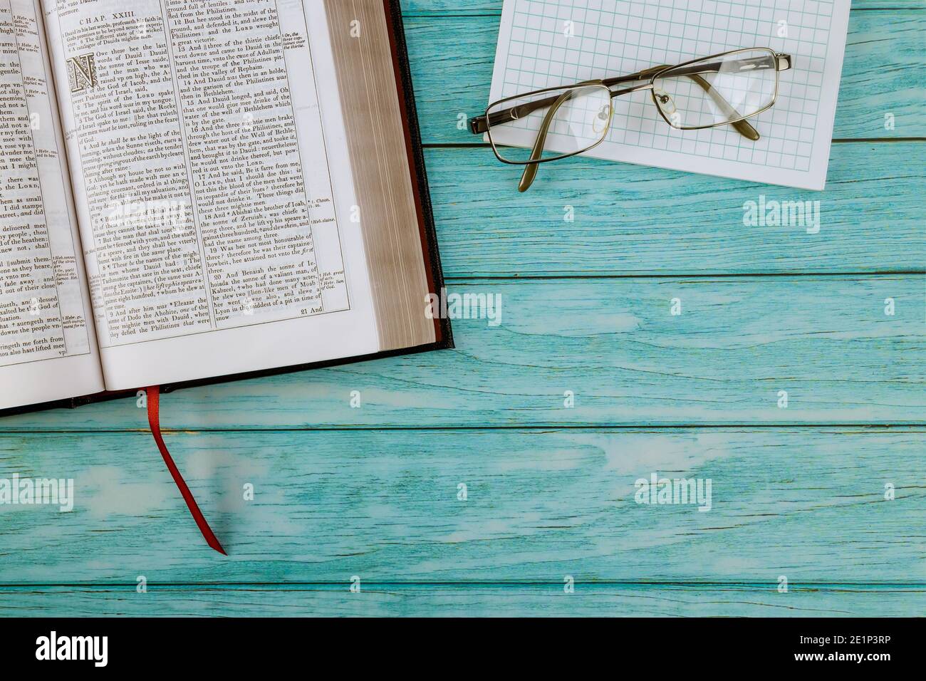 Schreibtisch öffnete die Heilige Bibel Nahaufnahme Gebetszeit Auf Brillen Stockfoto