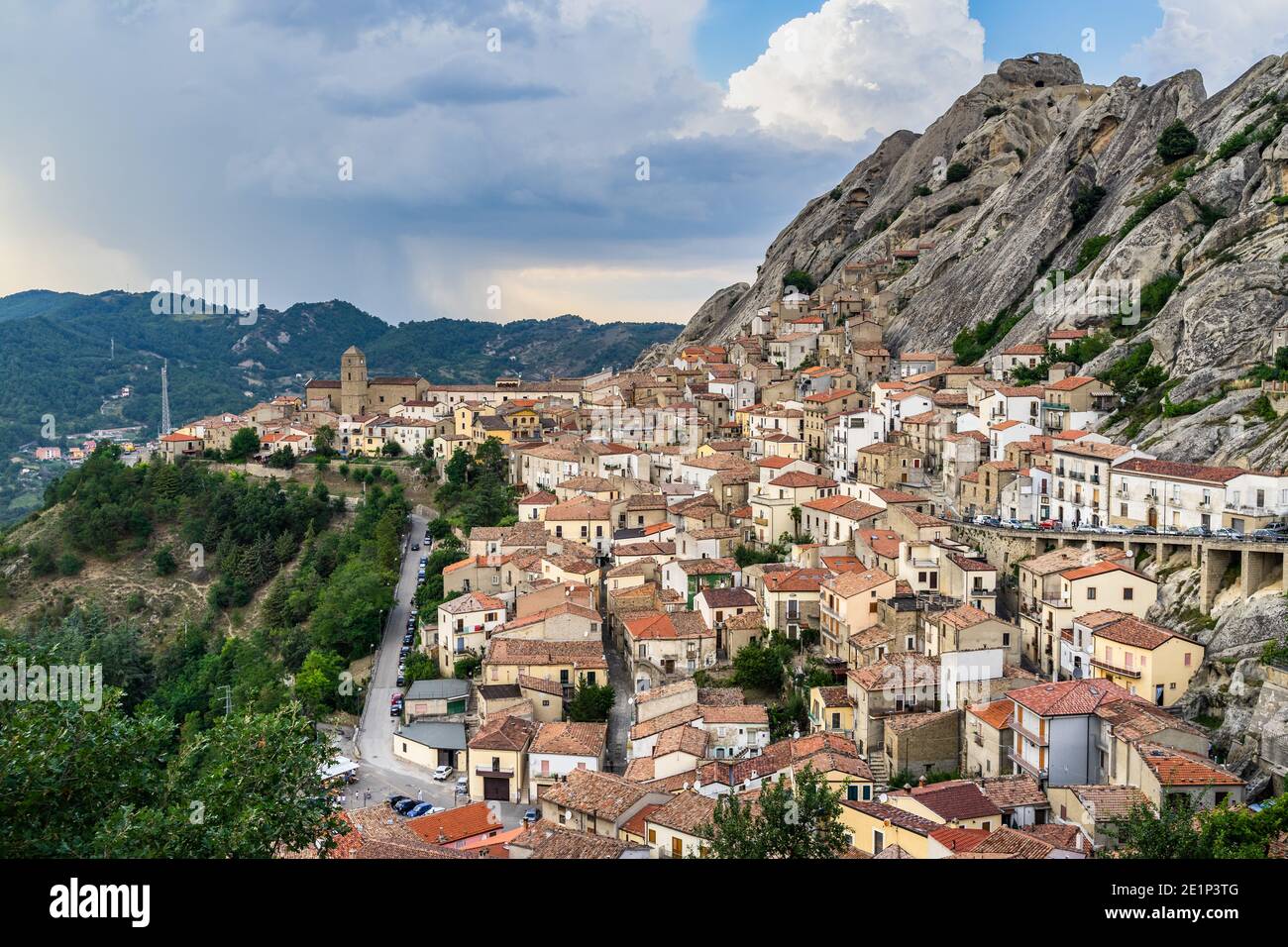 Das malerische Dorf Pietracertosa auf den malerischen Felsen des Apennins Dolomiti Lucane, Basilicata, Italien Stockfoto