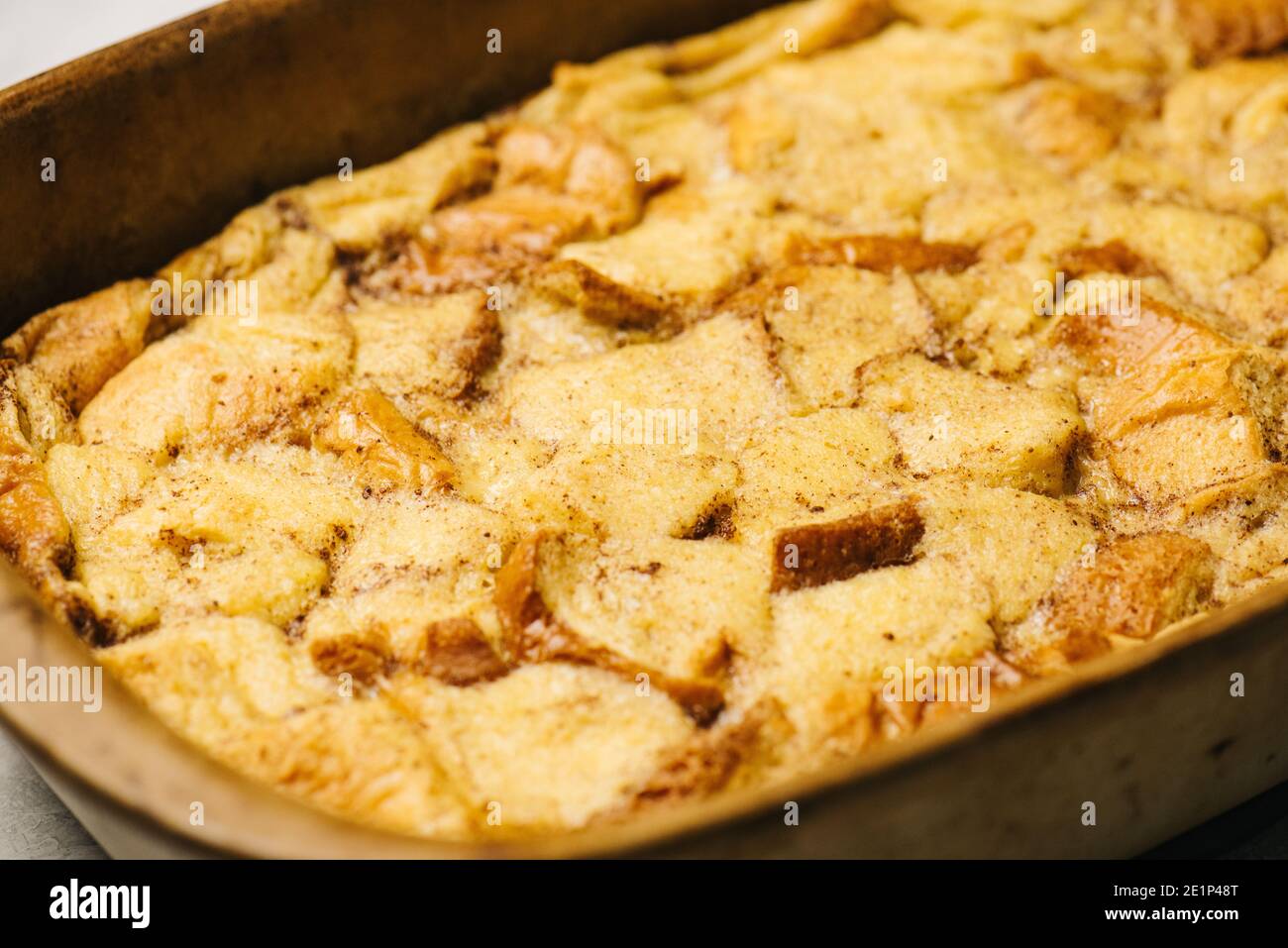 Frisch gebackener French Toast Auflauf in einer Steingut-Backform Stockfoto Frisch gebackener French Toast Auflauf in einer Steingut-Backform Stockfoto