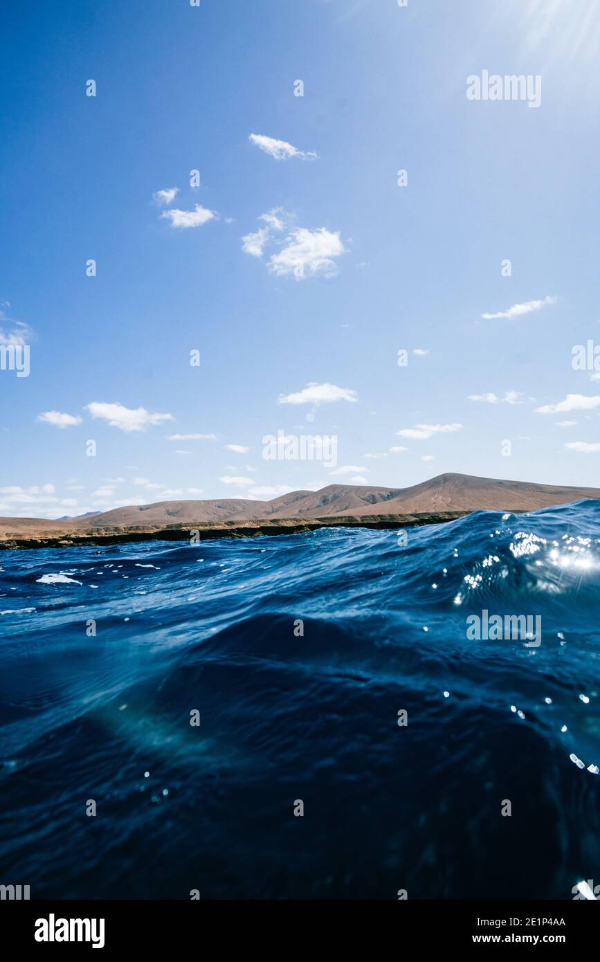 tindaya aus dem Meer an einem klaren blauen Tag Himmel und Meer Stockfoto