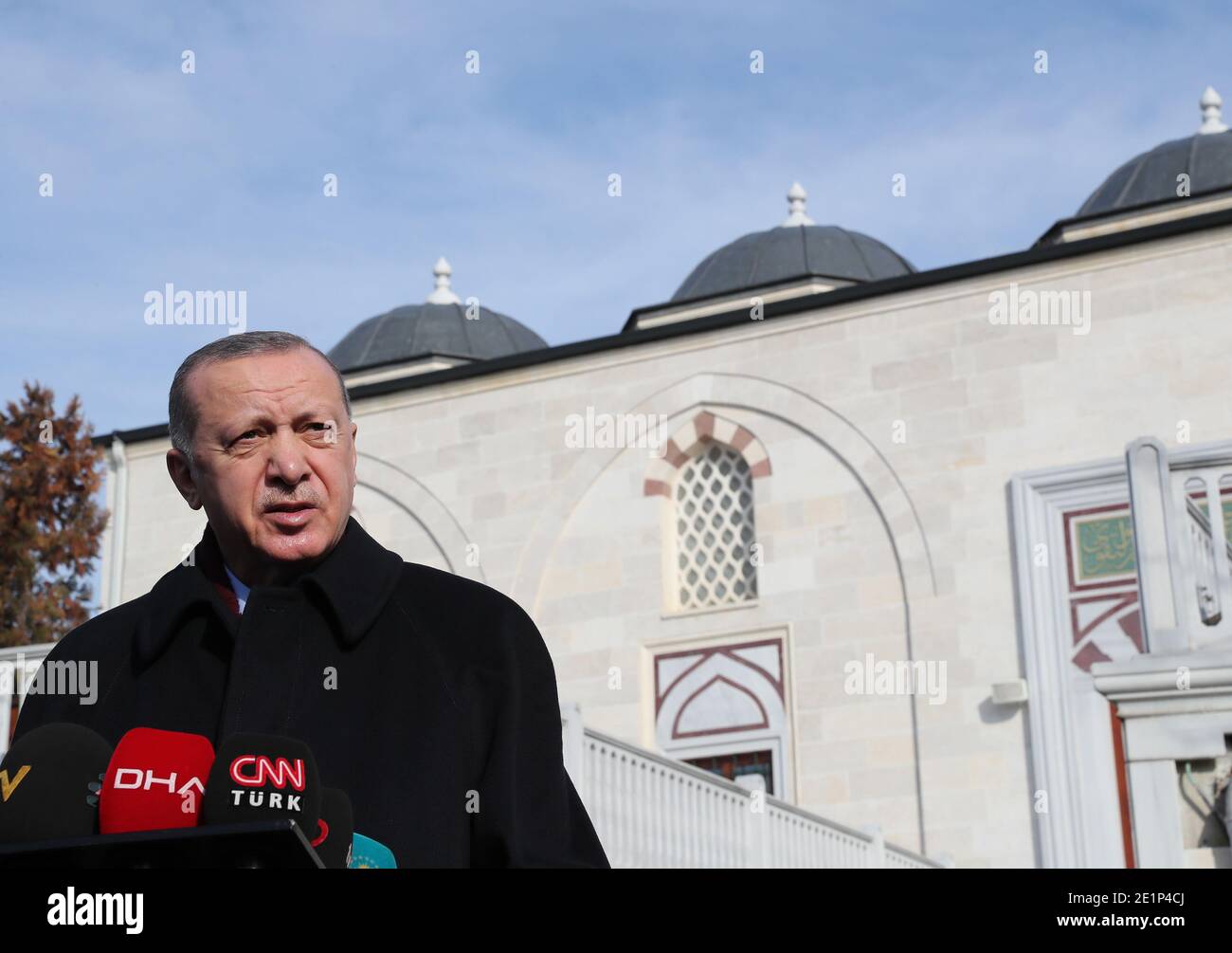 Istanbul. Januar 2021. Der türkische Präsident Recep Tayyip Erdogan spricht am 8. Januar 2021 zu Reportern in Istanbul, Türkei. Erdogan sagte am Freitag, dass der Massenimpfungsprozess gegen die COVID-19-Pandemie bald beginnen werde. Quelle: Xinhua/Alamy Live News Stockfoto