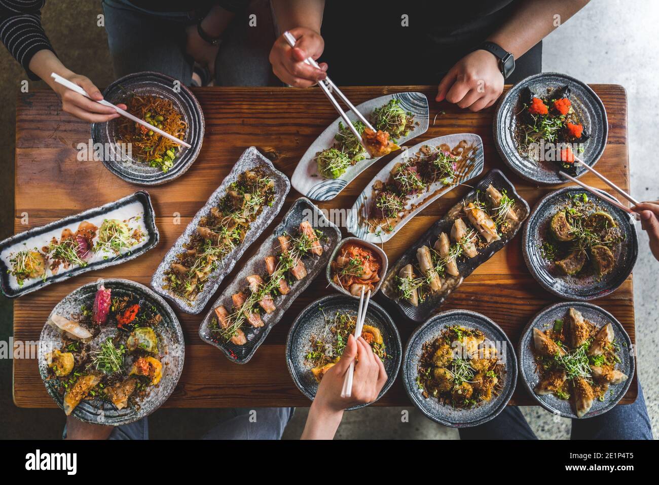 Flatlay von Menschen genießen asiatische Lebensmittel Stockfoto