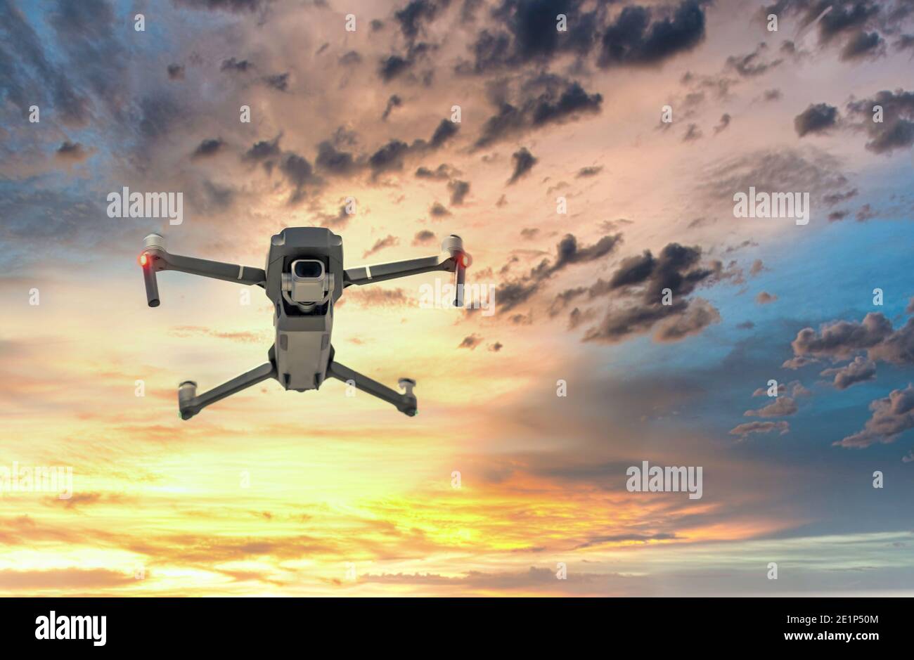 Drohne von unten gesehen, die durch den Himmel fliegt Stockfoto