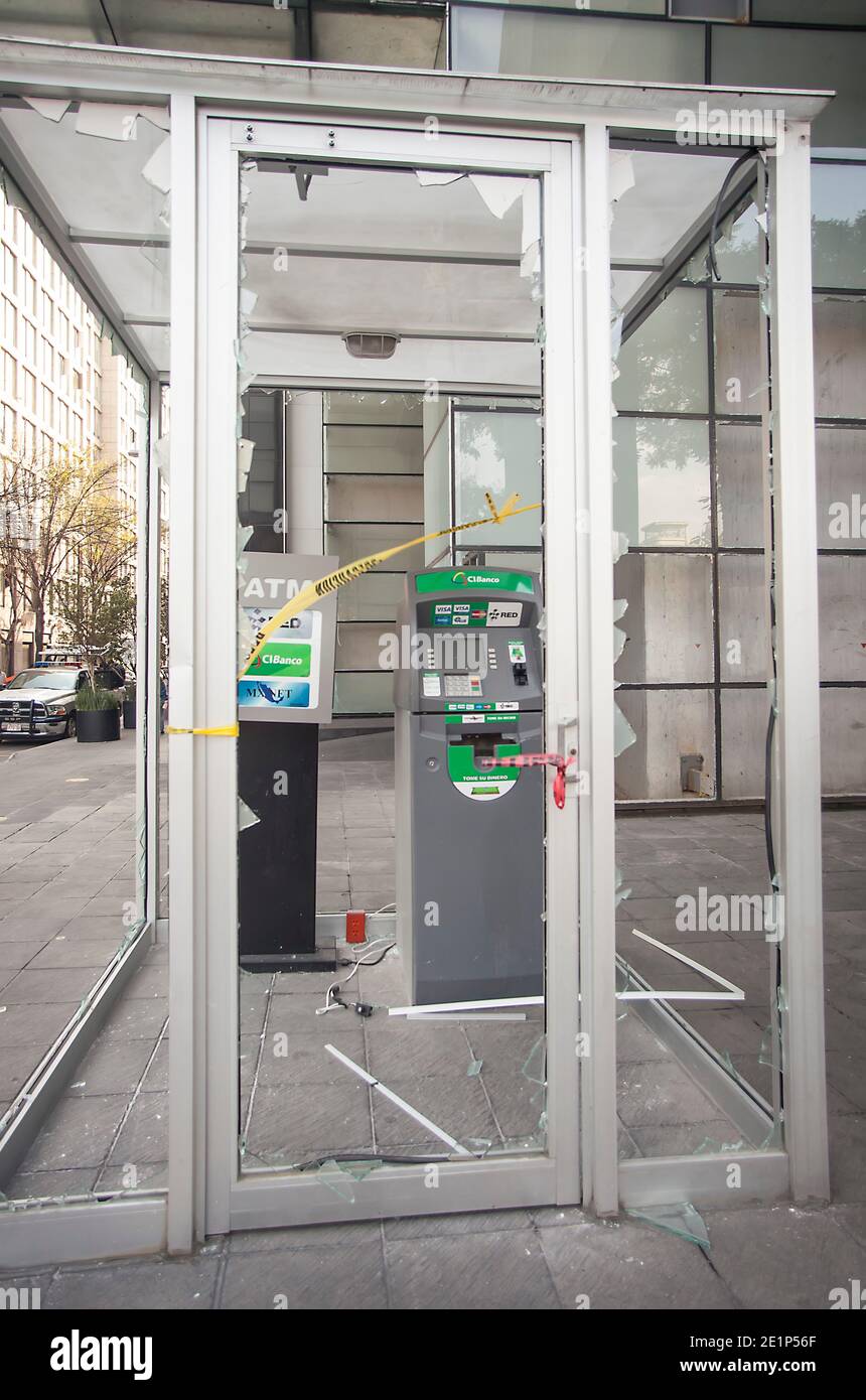 ATM-Kiosk bei Unruhen beschädigt Stockfoto