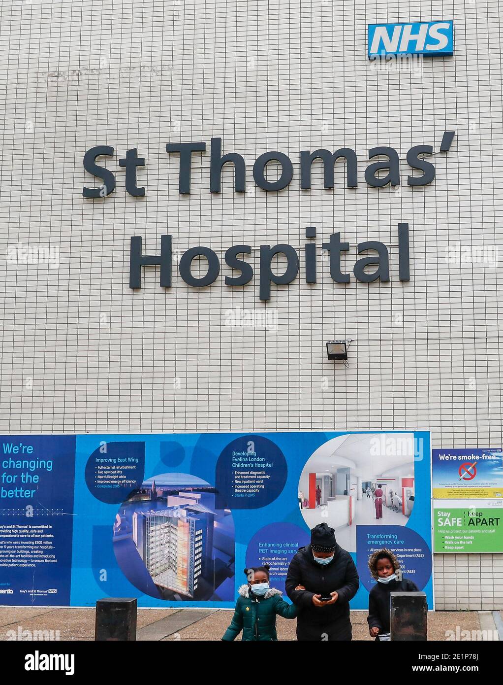 London, Großbritannien. Januar 2021. People Walk out of St Thomas' Hospital in London, Großbritannien, 8. Januar 2021. Großbritannien verzeichnete weitere 68,053 Coronavirus-Fälle, die höchste tägliche Zunahme seit Beginn der Pandemie im Land, offizielle Zahlen zeigten am Freitag.die Gesamtzahl der Coronavirus-Fälle im Land beträgt 2,957,472, die Daten zeigten. Auch am Freitag erklärte der Bürgermeister von London Sadiq Khan einen "großen Zwischenfall" in der britischen Hauptstadt, da steigende Coronavirus-Fälle die Krankenhäuser zu überwältigen drohen. Quelle: Han Yan/Xinhua/Alamy Live News Stockfoto