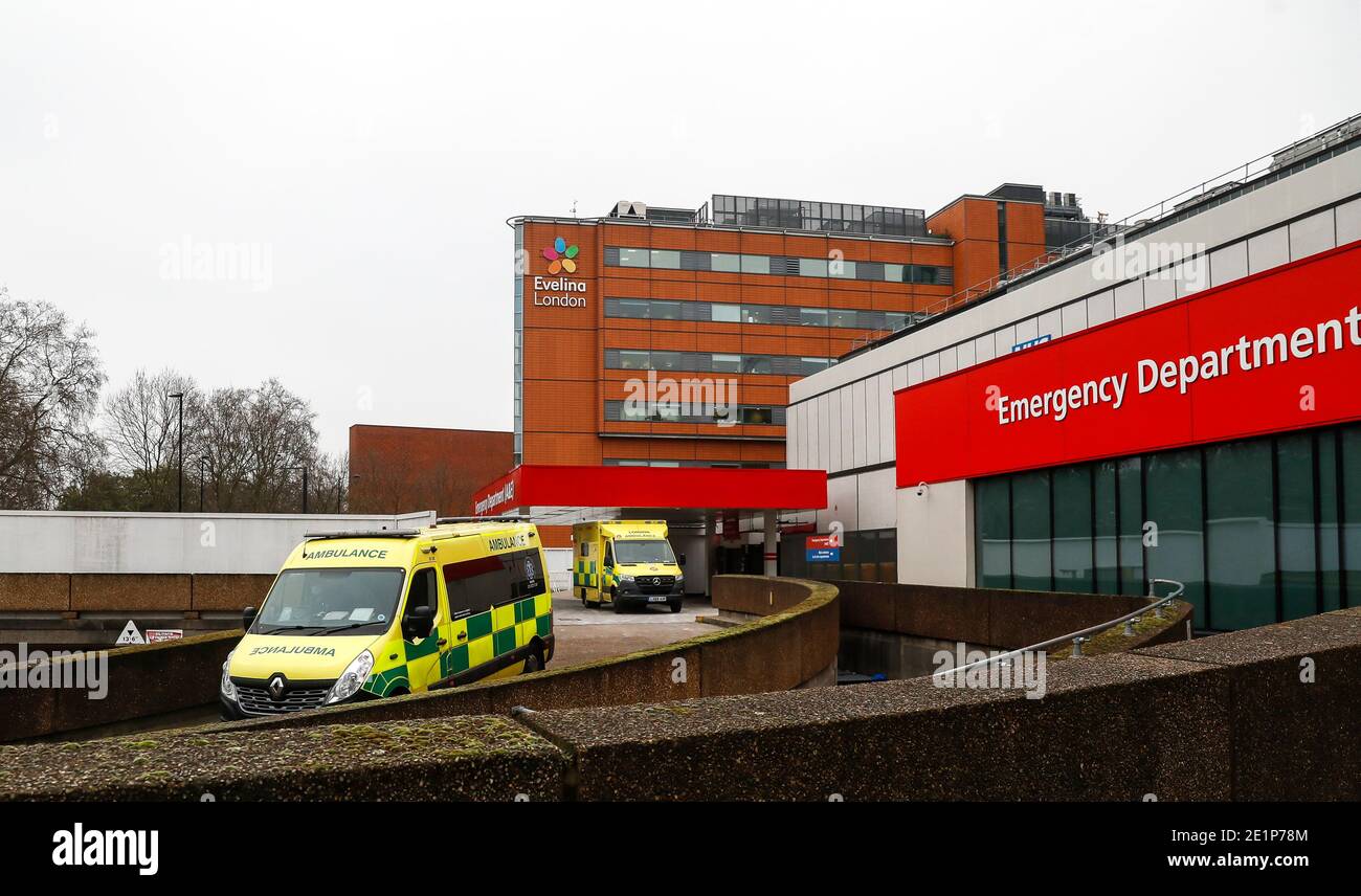 London, Großbritannien. Januar 2021. Ein Krankenwagen fährt vor der Notaufnahme des St. Thomas' Hospital in London, Großbritannien, 8. Januar 2021. Großbritannien verzeichnete weitere 68,053 Coronavirus-Fälle, die höchste tägliche Zunahme seit Beginn der Pandemie im Land, offizielle Zahlen zeigten am Freitag.die Gesamtzahl der Coronavirus-Fälle im Land beträgt 2,957,472, die Daten zeigten. Auch am Freitag erklärte der Bürgermeister von London Sadiq Khan einen "großen Zwischenfall" in der britischen Hauptstadt, da steigende Coronavirus-Fälle die Krankenhäuser zu überwältigen drohen. Quelle: Han Yan/Xinhua/Alamy Live News Stockfoto