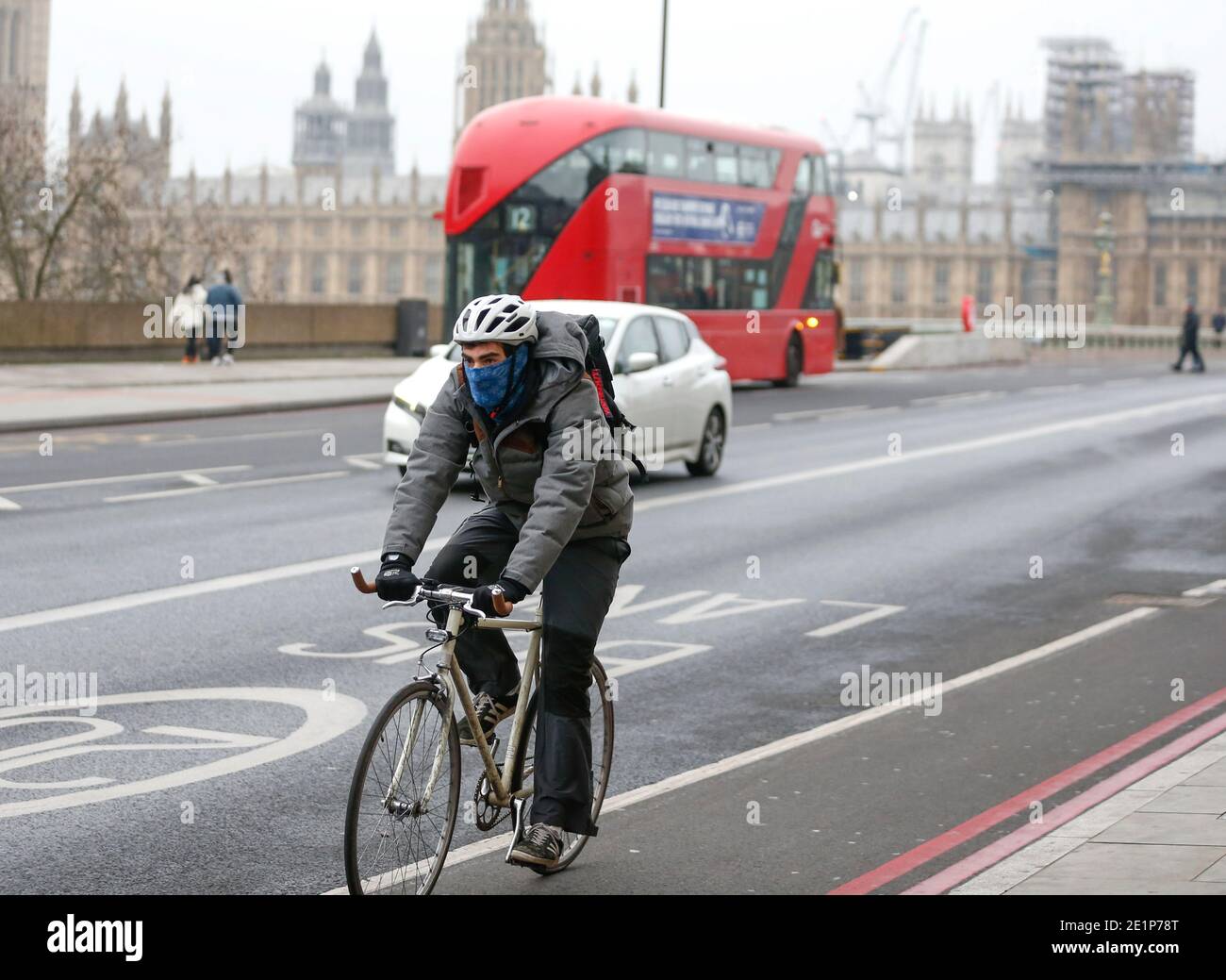 London, Großbritannien. Januar 2021. Ein Mann radelt im Zentrum von London, Großbritannien, 8. Januar 2021. Großbritannien verzeichnete weitere 68,053 Coronavirus-Fälle, die höchste tägliche Zunahme seit Beginn der Pandemie im Land, offizielle Zahlen zeigten am Freitag.die Gesamtzahl der Coronavirus-Fälle im Land beträgt 2,957,472, die Daten zeigten. Auch am Freitag erklärte der Bürgermeister von London Sadiq Khan einen "großen Zwischenfall" in der britischen Hauptstadt, da steigende Coronavirus-Fälle die Krankenhäuser zu überwältigen drohen. Quelle: Han Yan/Xinhua/Alamy Live News Stockfoto