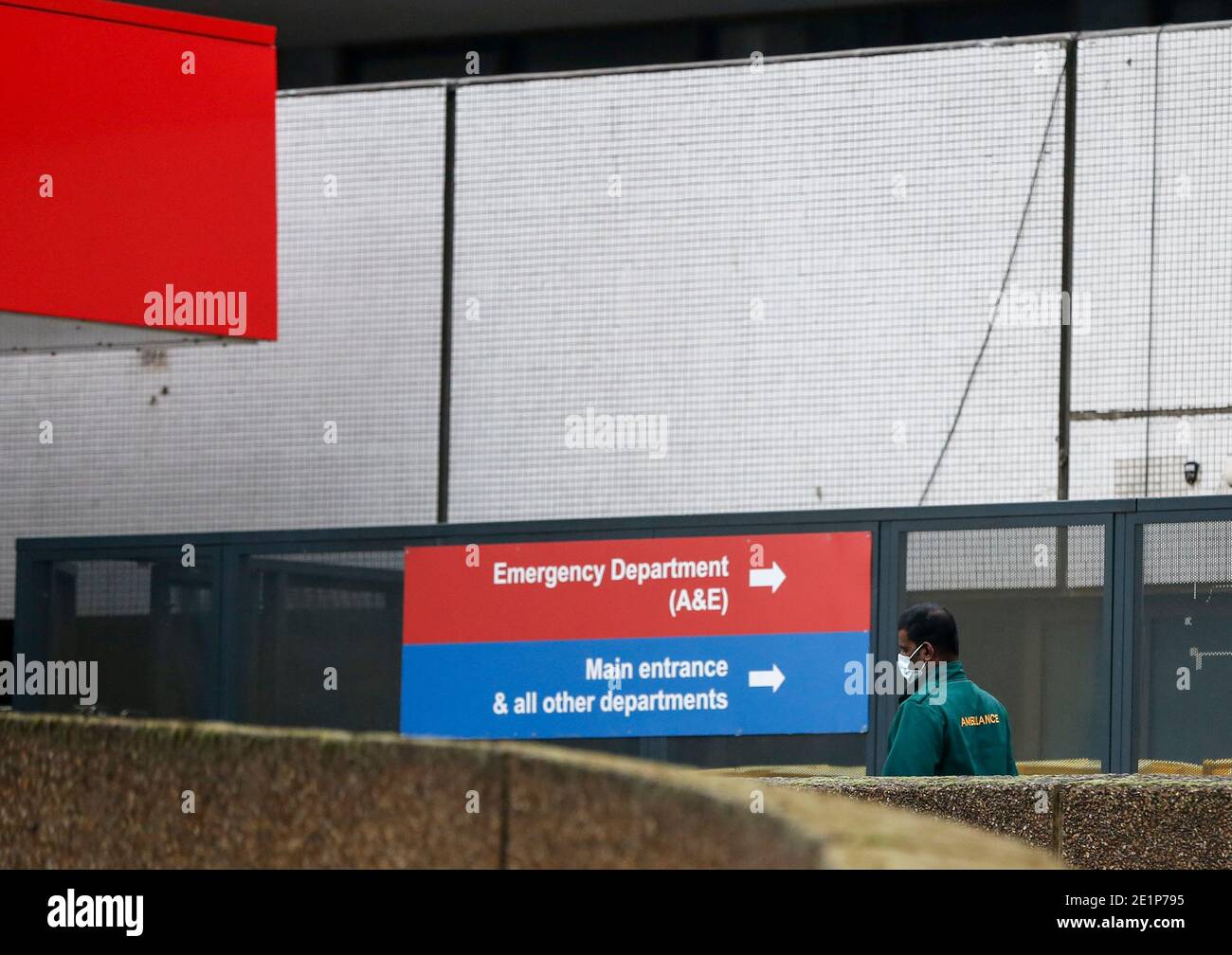 London, Großbritannien. Januar 2021. Ein Sanitätsarzt geht vor der Notaufnahme des St. Thomas' Hospital in London, Großbritannien, 8. Januar 2021. Großbritannien verzeichnete weitere 68,053 Coronavirus-Fälle, die höchste tägliche Zunahme seit Beginn der Pandemie im Land, offizielle Zahlen zeigten am Freitag.die Gesamtzahl der Coronavirus-Fälle im Land beträgt 2,957,472, die Daten zeigten. Auch am Freitag erklärte der Bürgermeister von London Sadiq Khan einen "großen Zwischenfall" in der britischen Hauptstadt, da steigende Coronavirus-Fälle die Krankenhäuser zu überwältigen drohen. Quelle: Han Yan/Xinhua/Alamy Live News Stockfoto