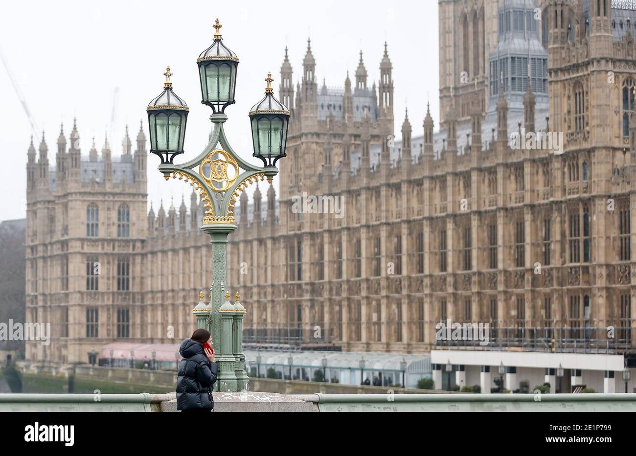 London, Großbritannien. Januar 2021. Eine Frau geht entlang der Westminster Bridge in London, Großbritannien, 8. Januar 2021. Großbritannien verzeichnete weitere 68,053 Coronavirus-Fälle, die höchste tägliche Zunahme seit Beginn der Pandemie im Land, offizielle Zahlen zeigten am Freitag.die Gesamtzahl der Coronavirus-Fälle im Land beträgt 2,957,472, die Daten zeigten. Auch am Freitag erklärte der Bürgermeister von London Sadiq Khan einen "großen Zwischenfall" in der britischen Hauptstadt, da steigende Coronavirus-Fälle die Krankenhäuser zu überwältigen drohen. Quelle: Han Yan/Xinhua/Alamy Live News Stockfoto