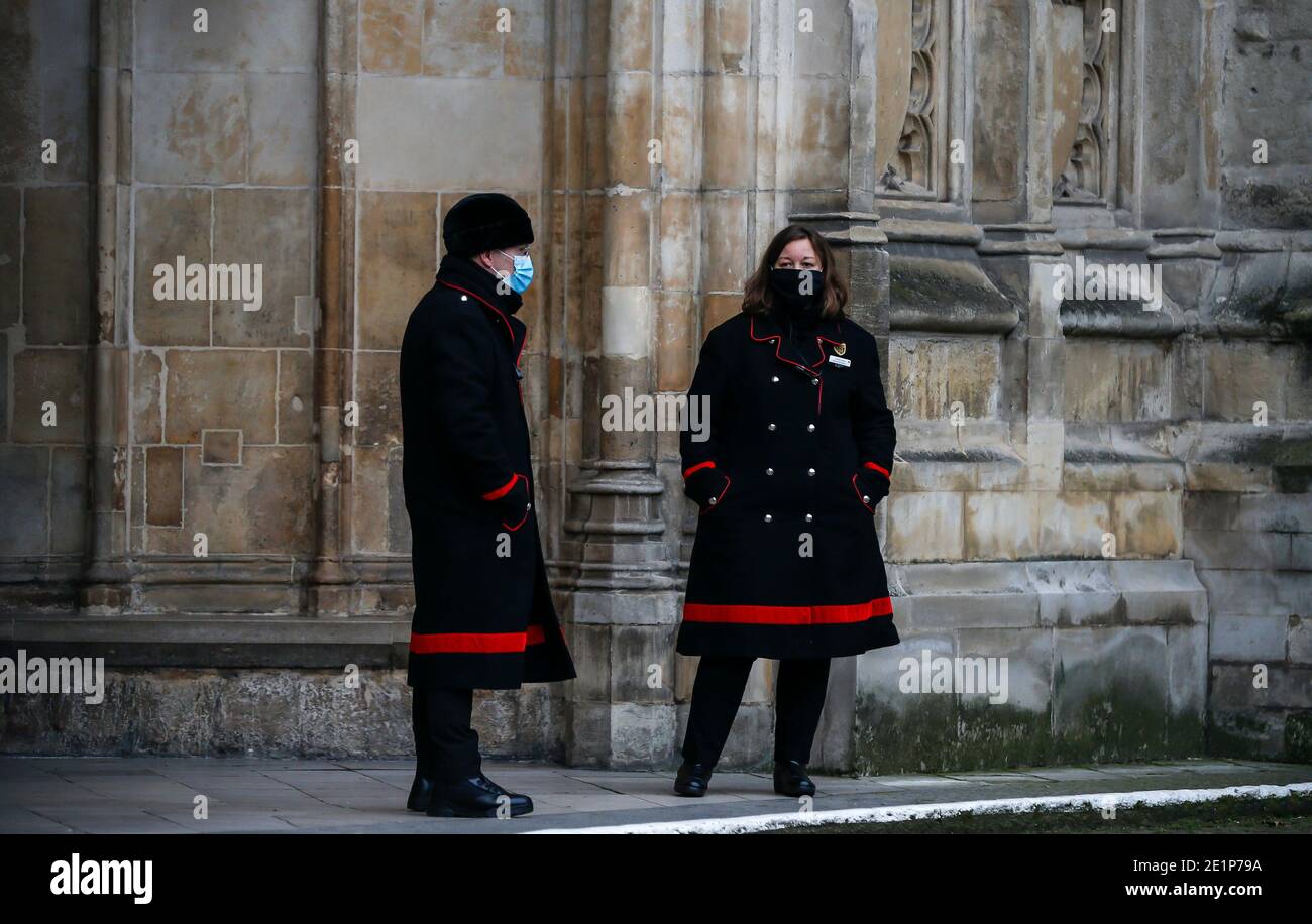 London, Großbritannien. Januar 2021. Mitarbeiter mit Gesichtsmasken stehen vor der Westminster Abbey in London, Großbritannien, 8. Januar 2021. Großbritannien verzeichnete weitere 68,053 Coronavirus-Fälle, die höchste tägliche Zunahme seit Beginn der Pandemie im Land, offizielle Zahlen zeigten am Freitag.die Gesamtzahl der Coronavirus-Fälle im Land beträgt 2,957,472, die Daten zeigten. Auch am Freitag erklärte der Bürgermeister von London Sadiq Khan einen "großen Zwischenfall" in der britischen Hauptstadt, da steigende Coronavirus-Fälle die Krankenhäuser zu überwältigen drohen. Quelle: Han Yan/Xinhua/Alamy Live News Stockfoto