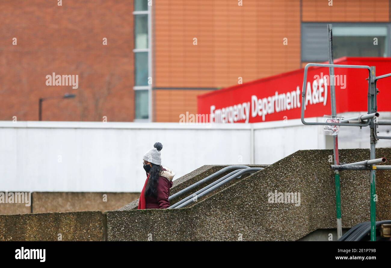 (210109) -- LONDON, 9. Januar 2021 (Xinhua) -- EINE Frau mit Gesichtsmaske geht aus der Notaufnahme des St. Thomas' Hospital in London, Großbritannien, 8. Januar 2021. Großbritannien verzeichnete weitere 68,053 Coronavirus-Fälle, die höchste tägliche Zunahme seit Beginn der Pandemie im Land, offizielle Zahlen zeigten am Freitag.die Gesamtzahl der Coronavirus-Fälle im Land beträgt 2,957,472, die Daten zeigten. Auch am Freitag erklärte der Bürgermeister von London Sadiq Khan einen "großen Zwischenfall" in der britischen Hauptstadt, da steigende Coronavirus-Fälle die Krankenhäuser zu überwältigen drohen. (Xinhua/Han Yan) Stockfoto