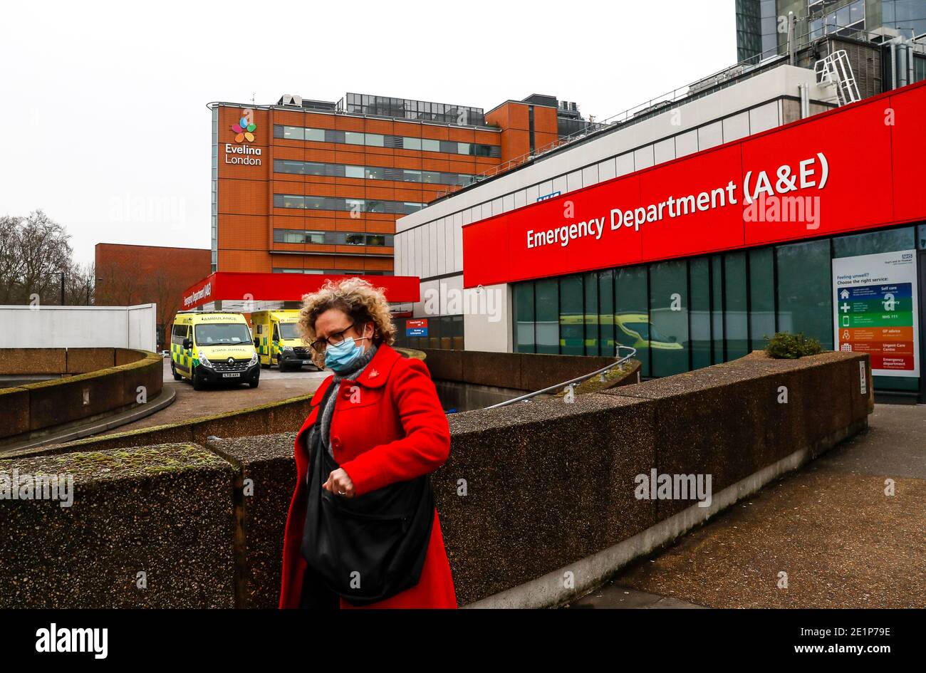 (210109) -- LONDON, 9. Januar 2021 (Xinhua) -- EINE Frau mit Gesichtsmaske geht aus der Notaufnahme des St. Thomas' Hospital in London, Großbritannien, 8. Januar 2021. Großbritannien verzeichnete weitere 68,053 Coronavirus-Fälle, die höchste tägliche Zunahme seit Beginn der Pandemie im Land, offizielle Zahlen zeigten am Freitag.die Gesamtzahl der Coronavirus-Fälle im Land beträgt 2,957,472, die Daten zeigten. Auch am Freitag erklärte der Bürgermeister von London Sadiq Khan einen "großen Zwischenfall" in der britischen Hauptstadt, da steigende Coronavirus-Fälle die Krankenhäuser zu überwältigen drohen. (Xinhua/Han Yan) Stockfoto