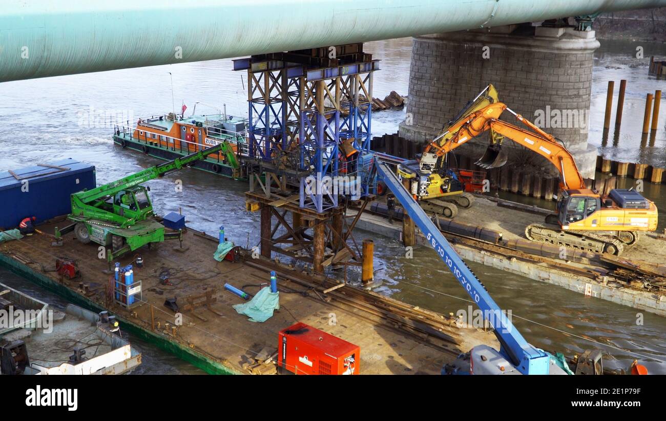 Warschau Polen 22.01.2019 - Bau der Brücke über den Fluss. Hochwertige Fotos Stockfoto