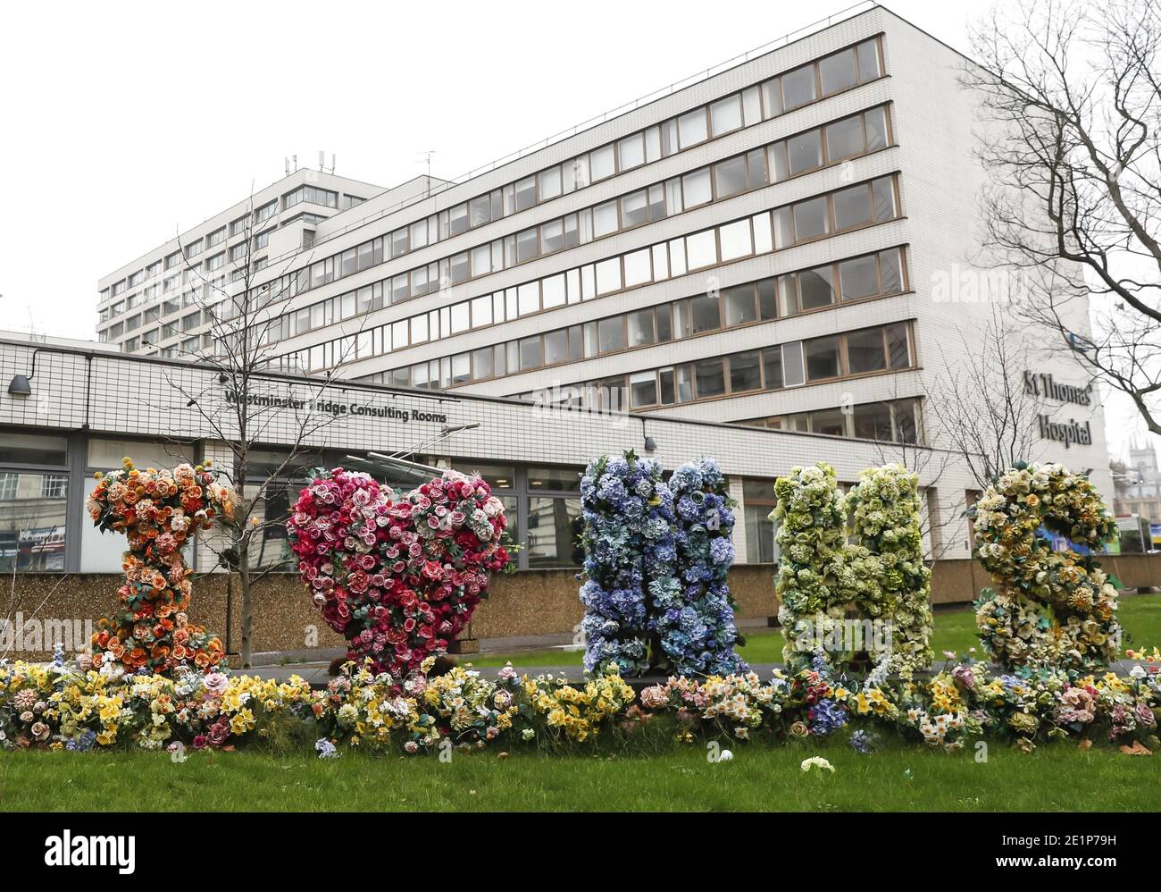 (210109) -- LONDON, 9. Januar 2021 (Xinhua) -- Blumen werden arrangiert, um Dankbarkeit gegenüber dem National Health Service (NHS) außerhalb des St. Thomas' Hospital in London, Großbritannien, 8. Januar 2021 auszudrücken. Großbritannien verzeichnete weitere 68,053 Coronavirus-Fälle, die höchste tägliche Zunahme seit Beginn der Pandemie im Land, offizielle Zahlen zeigten am Freitag.die Gesamtzahl der Coronavirus-Fälle im Land beträgt 2,957,472, die Daten zeigten. Auch am Freitag erklärte der Bürgermeister von London Sadiq Khan einen "großen Zwischenfall" in der britischen Hauptstadt, da steigende Coronavirus-Fälle die Krankenhäuser zu überwältigen drohen. (Xinhua/Ha Stockfoto