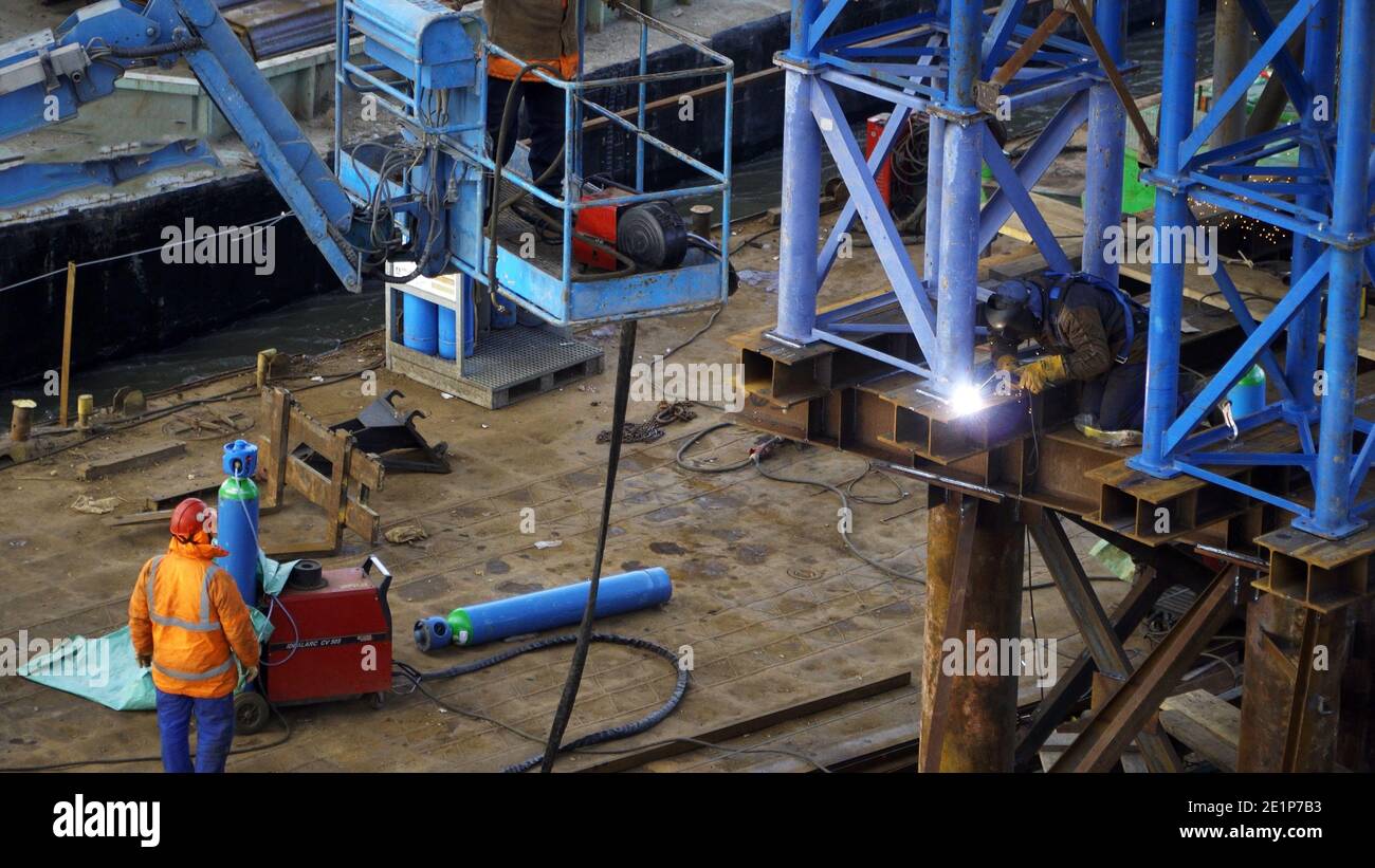 Warschau Polen 22.01.2019 Arbeiten im Gange der Bauarbeiter Schweißen Metall der Säule Struktur Säule der Gdanski-Brücke . Hochwertige Fotos Stockfoto
