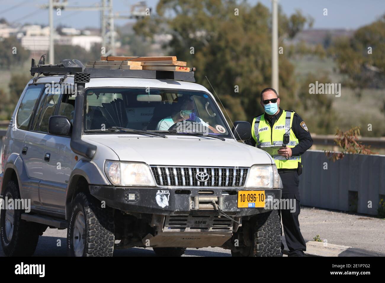 (210109) -- TIBERIAS, 9. Januar 2021 (Xinhua) -- ein israelischer Polizist kontrolliert den Verkehr an einem Kontrollpunkt in der Nähe von Tiberias, Nord-Israel, 8. Januar 2021. Israel verhängte am Donnerstagabend neue COVID-19-Beschränkungen, was eine fortwährende landesweite Sperrung verschärfen würde. Die strikte Sperre trat um Mitternacht in Kraft, nachdem das parlament oder die Knesset die Maßnahme genehmigt hatte. Die strengen Maßnahmen werden am 21. Januar aufgehoben, so eine gemeinsame Erklärung des Ministeriums und des Gesundheitsministeriums. (David Cohen/JINI über Xinhua) Stockfoto