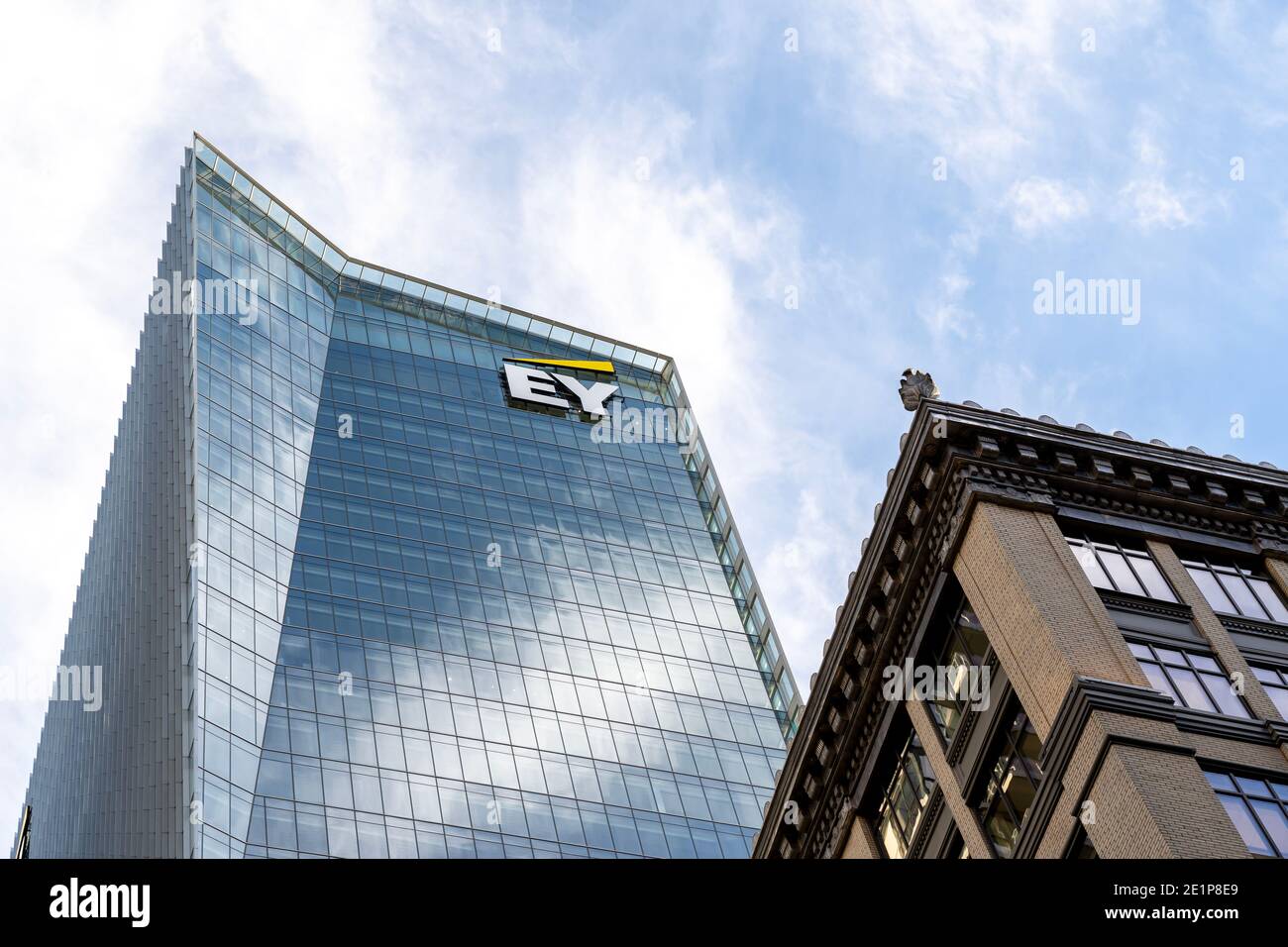 Der EY Tower mit dem alten Gebäude wird in Toronto Kanada gezeigt Stockfoto