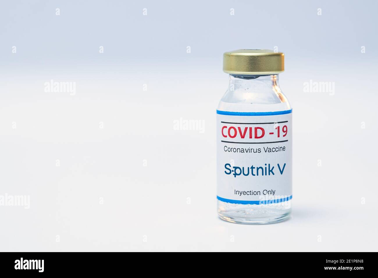 Flasche Coronavirus-Impfstoff mit Sputnik V-Logo. Stockfoto
