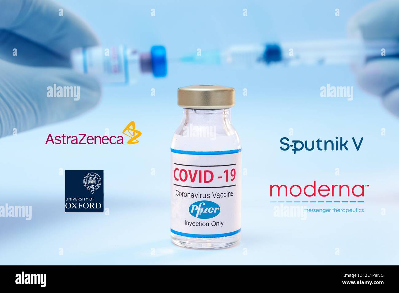 Flasche Pfizer Coronavirus-Impfstoff mit den Logos Sputnik V, Moderna, Astra Zeneca und Oxford University als Hintergrund. Stockfoto